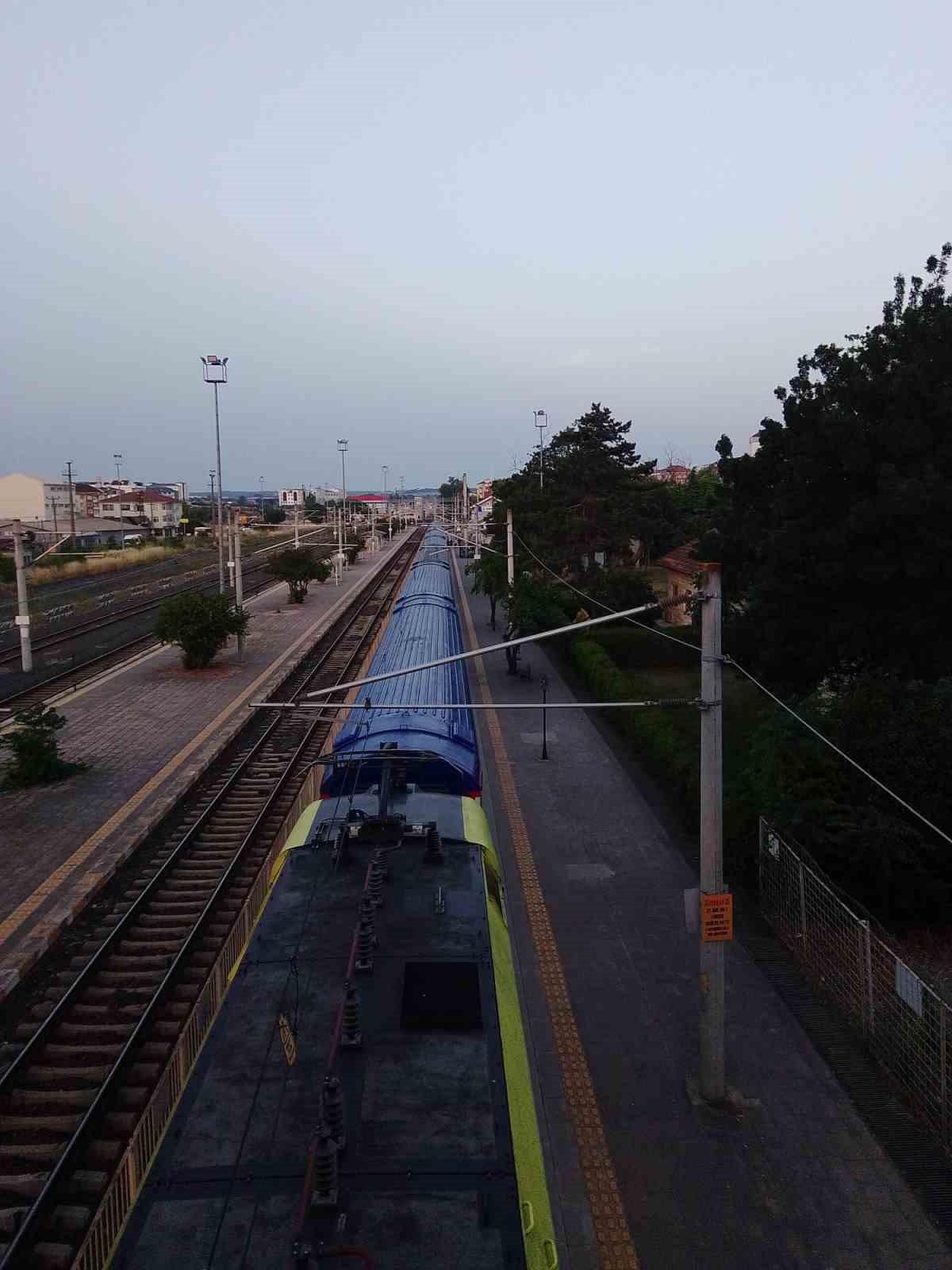 Halkalı-Edirne treni durdu, yüzlerce yolcu istasyonda kaldı
