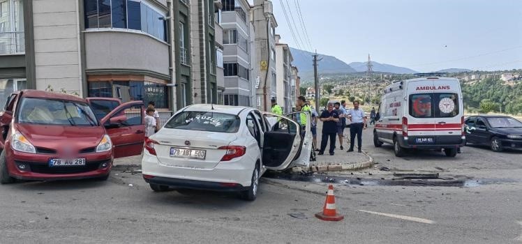 Karabük’te iki otomobil çarpıştı: 5 yaralı
