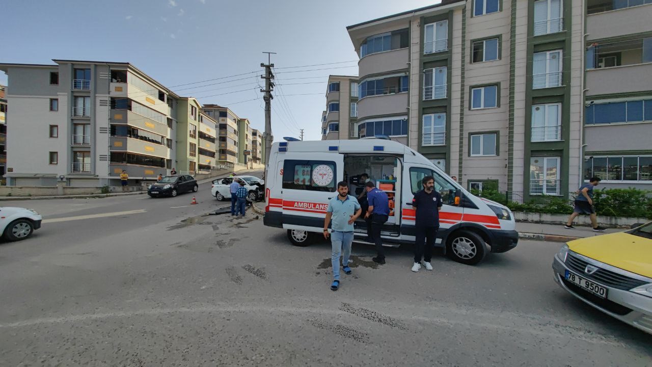 Karabük’te iki otomobil çarpıştı: 5 yaralı
