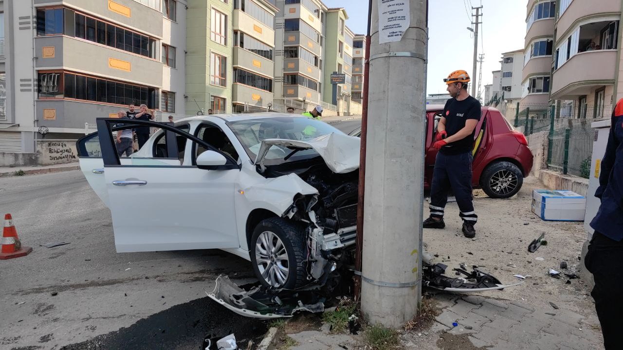 Karabük’te iki otomobil çarpıştı: 5 yaralı
