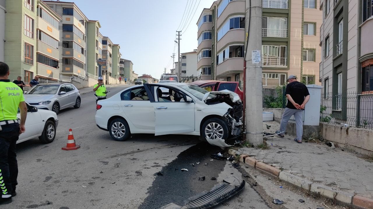 Karabük’te iki otomobil çarpıştı: 5 yaralı
