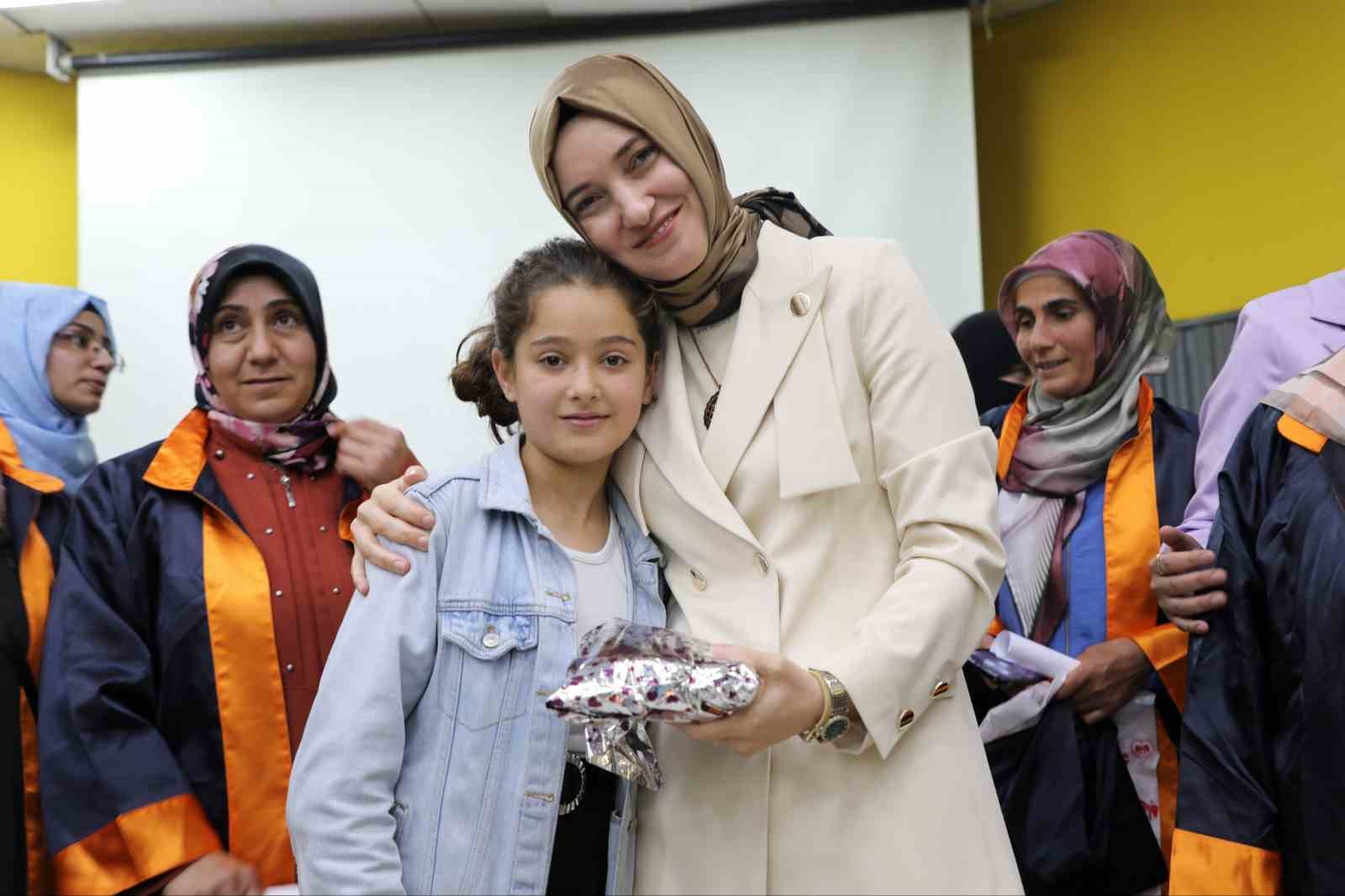 Ağrı’da anneler okuma yazmayı öğrendi, mezuniyet töreniyle kutlandı
