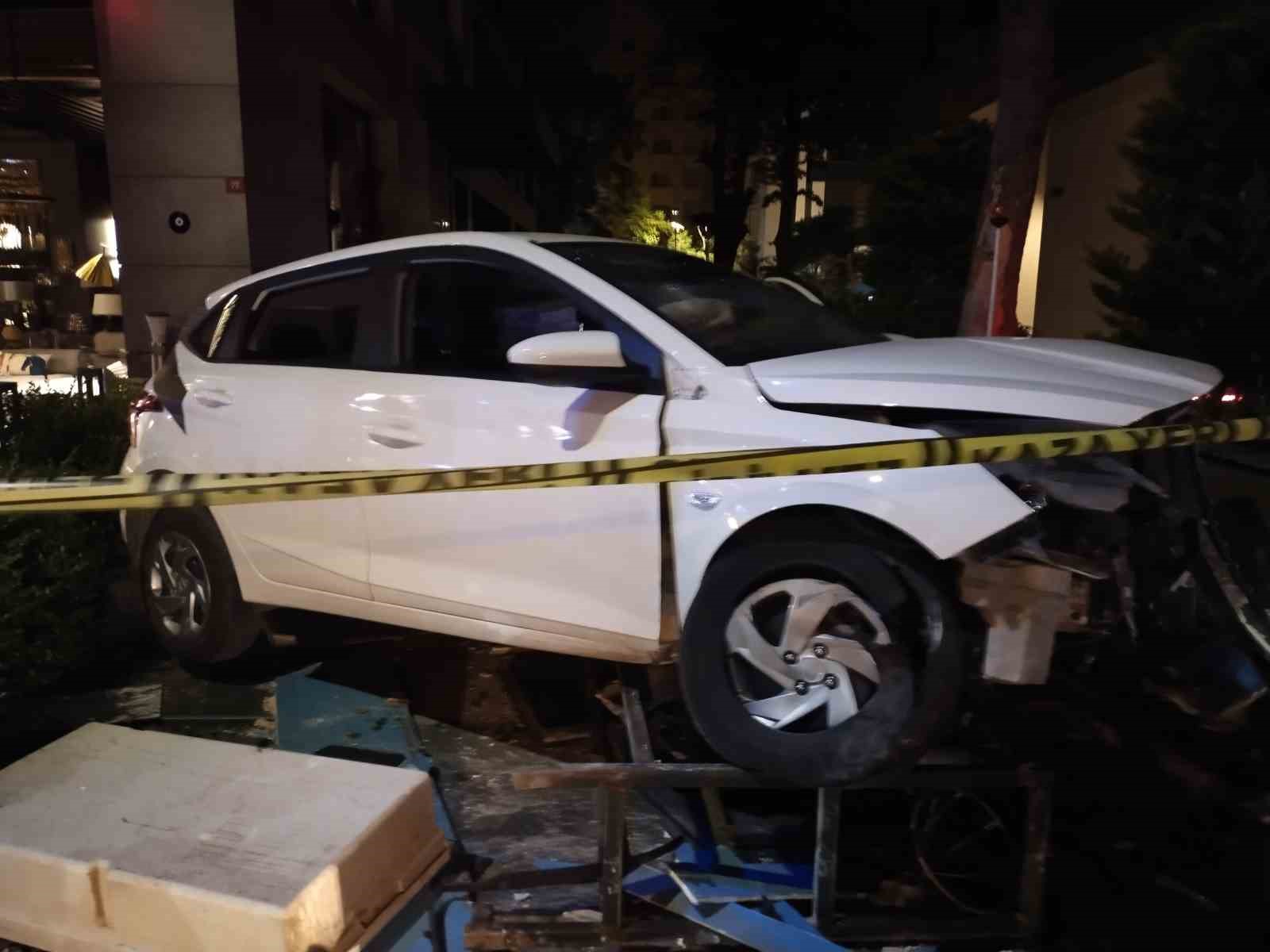 Kadıköy’de kontrolden çıkan araç binanın doğal gaz kutusuna çarptı: 2 yaralı
