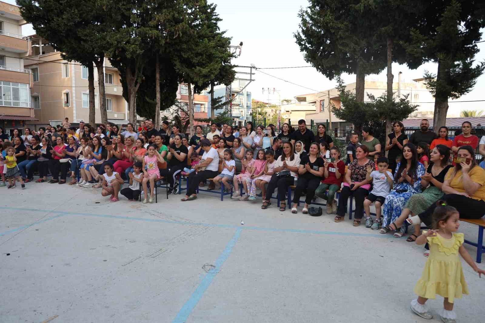 Depremzede öğrencilerden hayran bırakan konser
