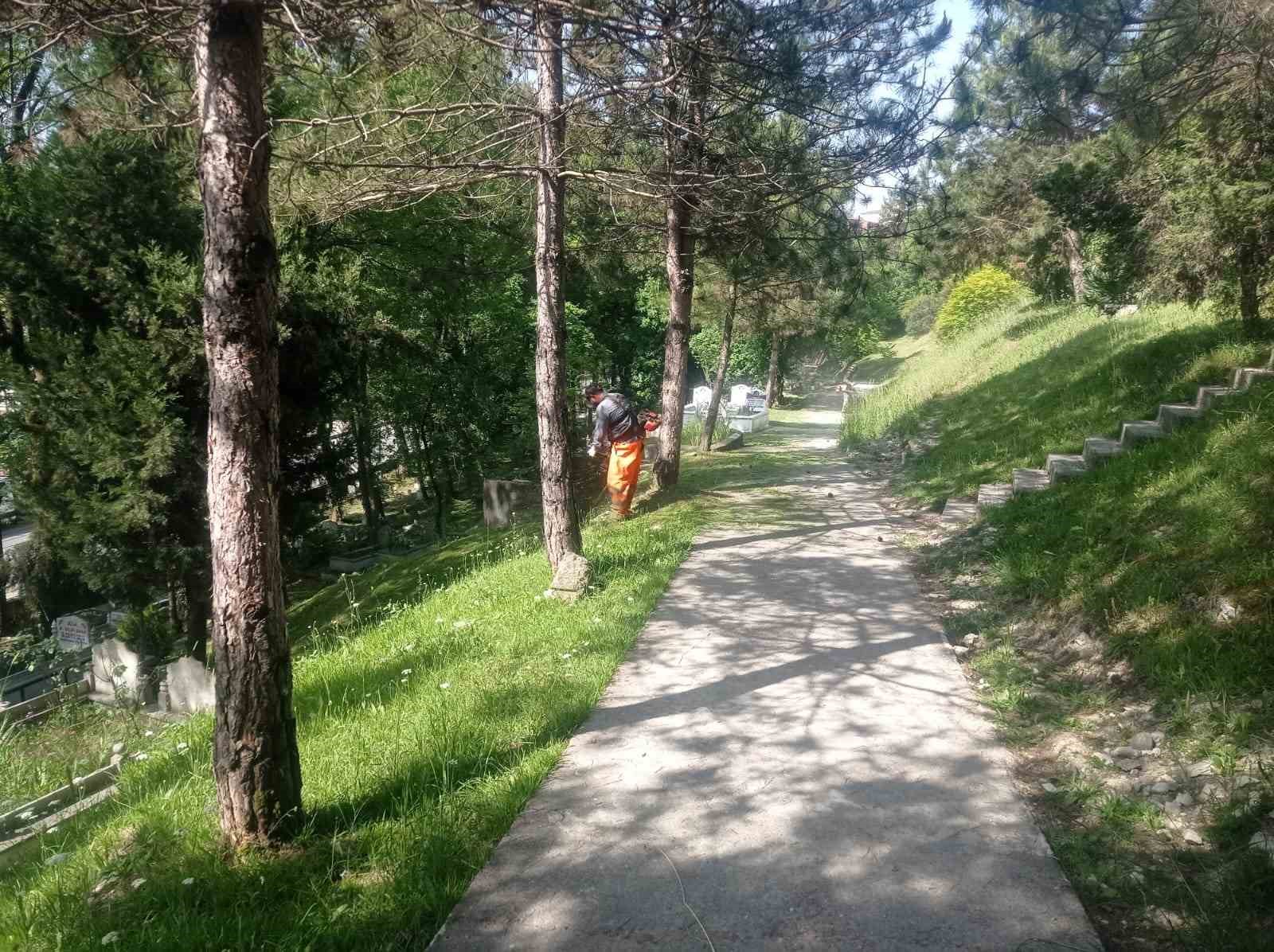 Bayram öncesi mezarlıklar temizlendi
