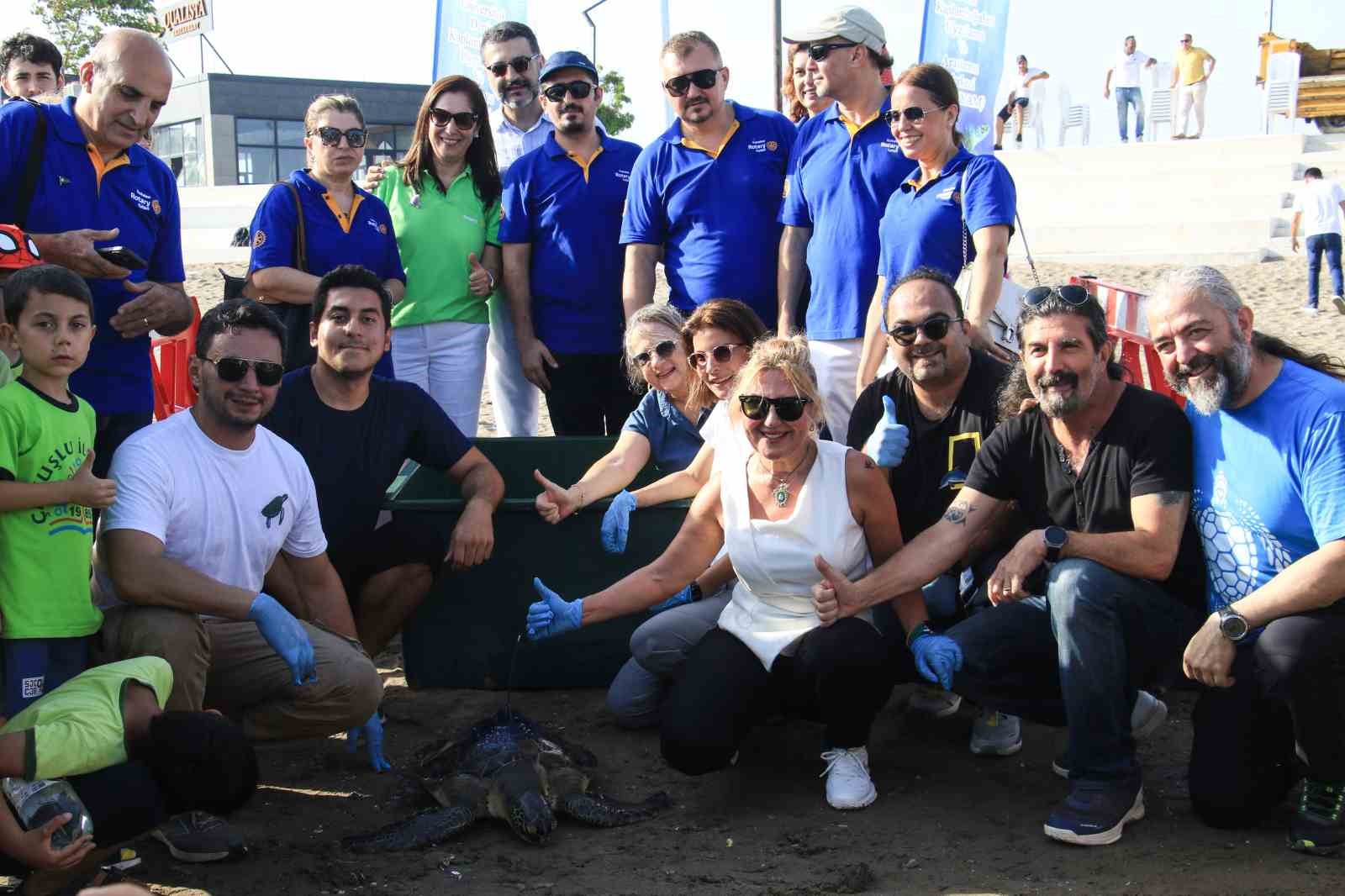 Uydu vericisi takılan yeşil deniz kaplumbağaları denize bırakıldı
