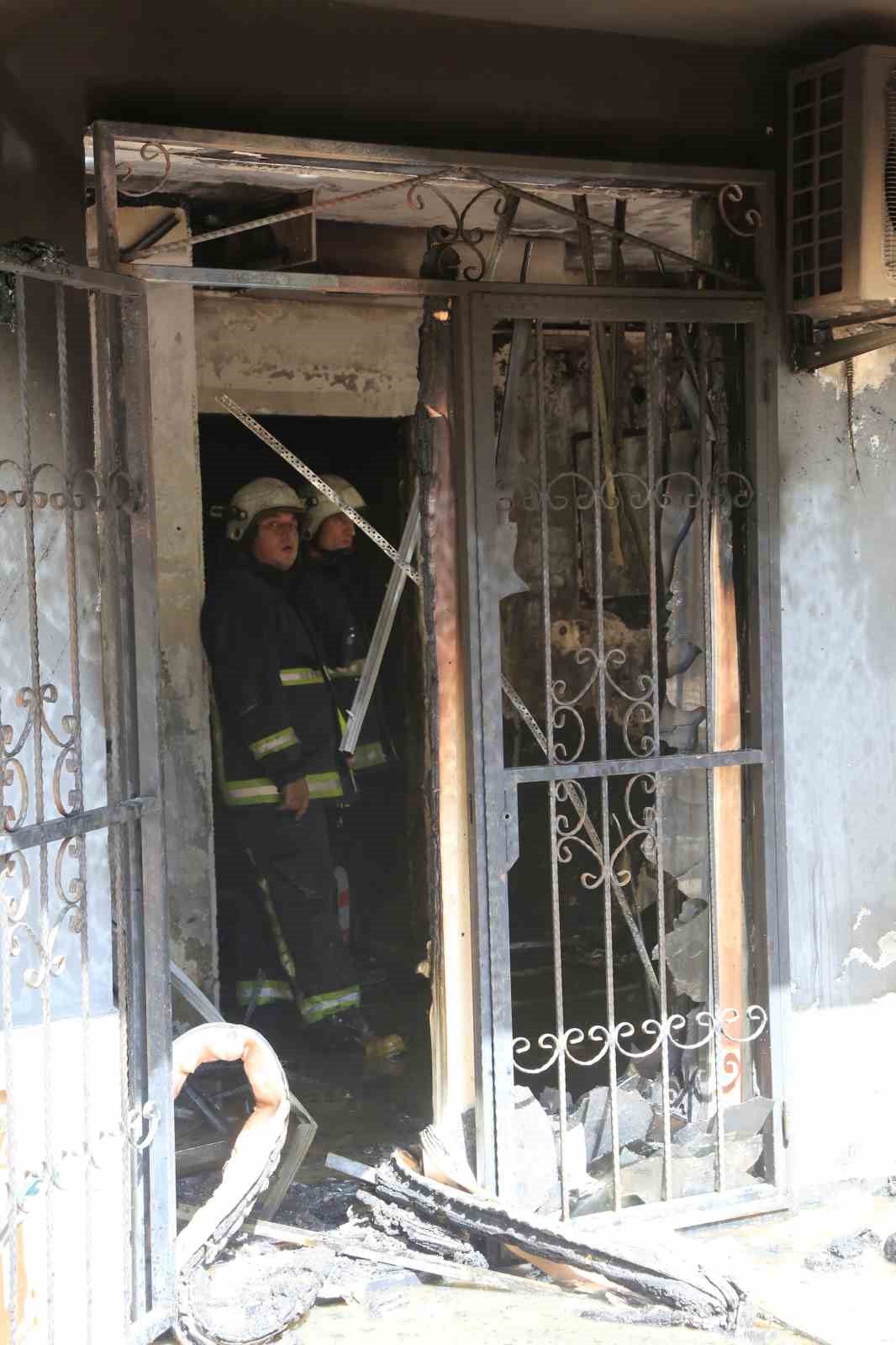 Antalya’da nişanlı çiftin evi küle döndü
