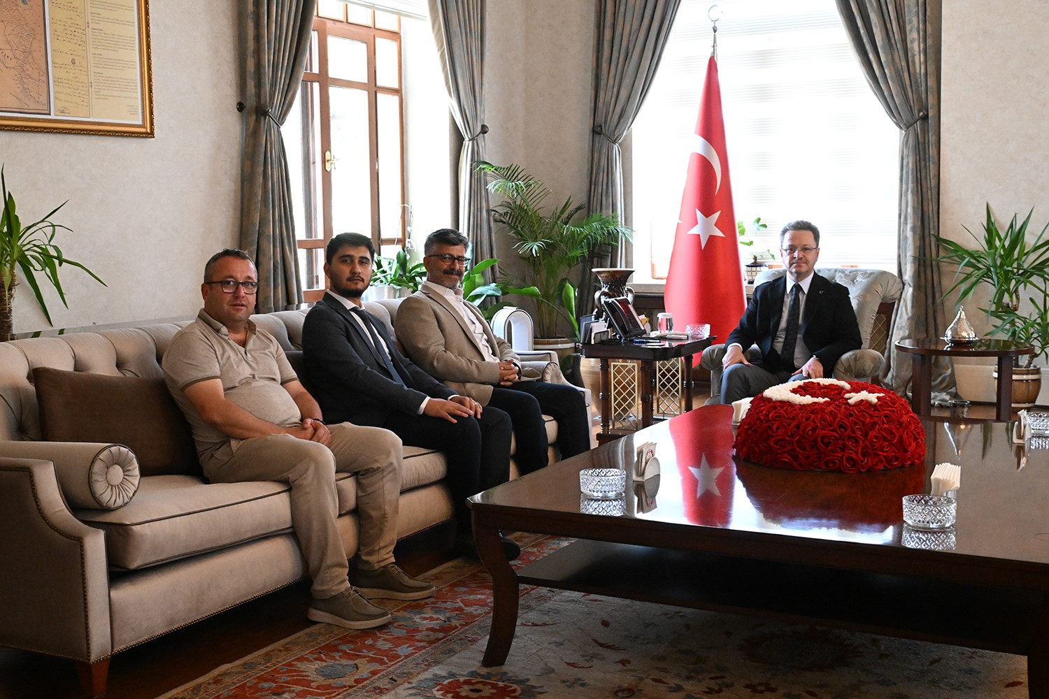 Cemar’dan Vali Enver Ünlü’ye özel tablo hediyesi
