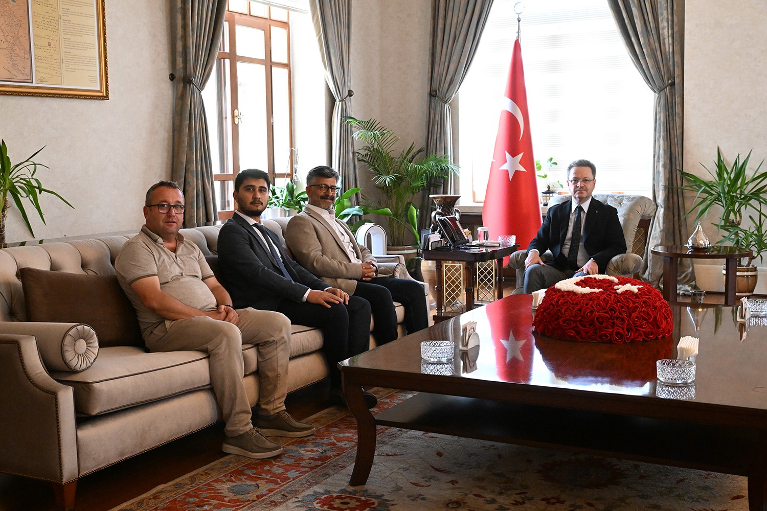 Cemar’dan Vali Enver Ünlü’ye özel tablo hediyesi
