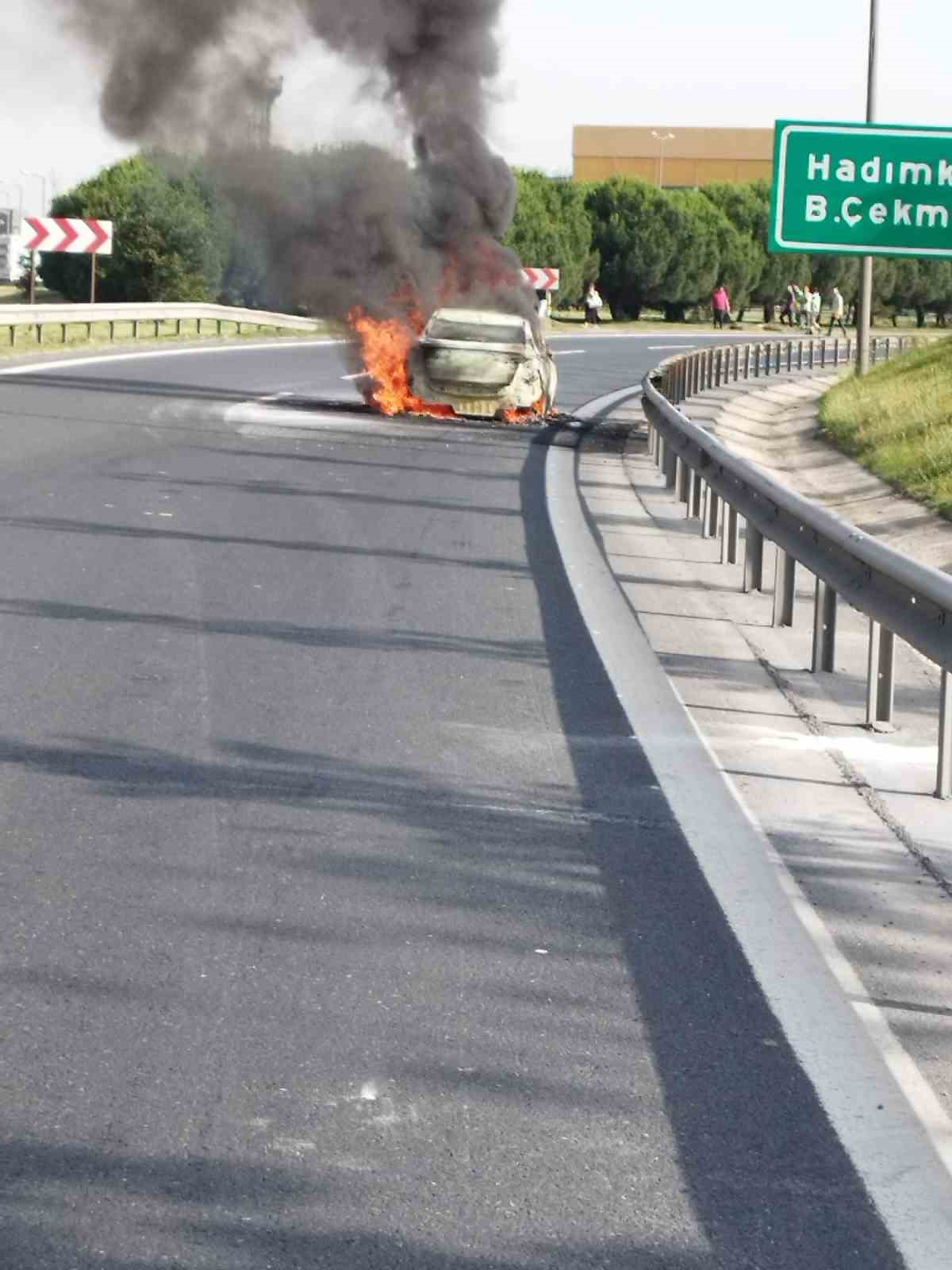 TEM Otoyolu’nda seyir halindeki otomobil alev alev yandı
