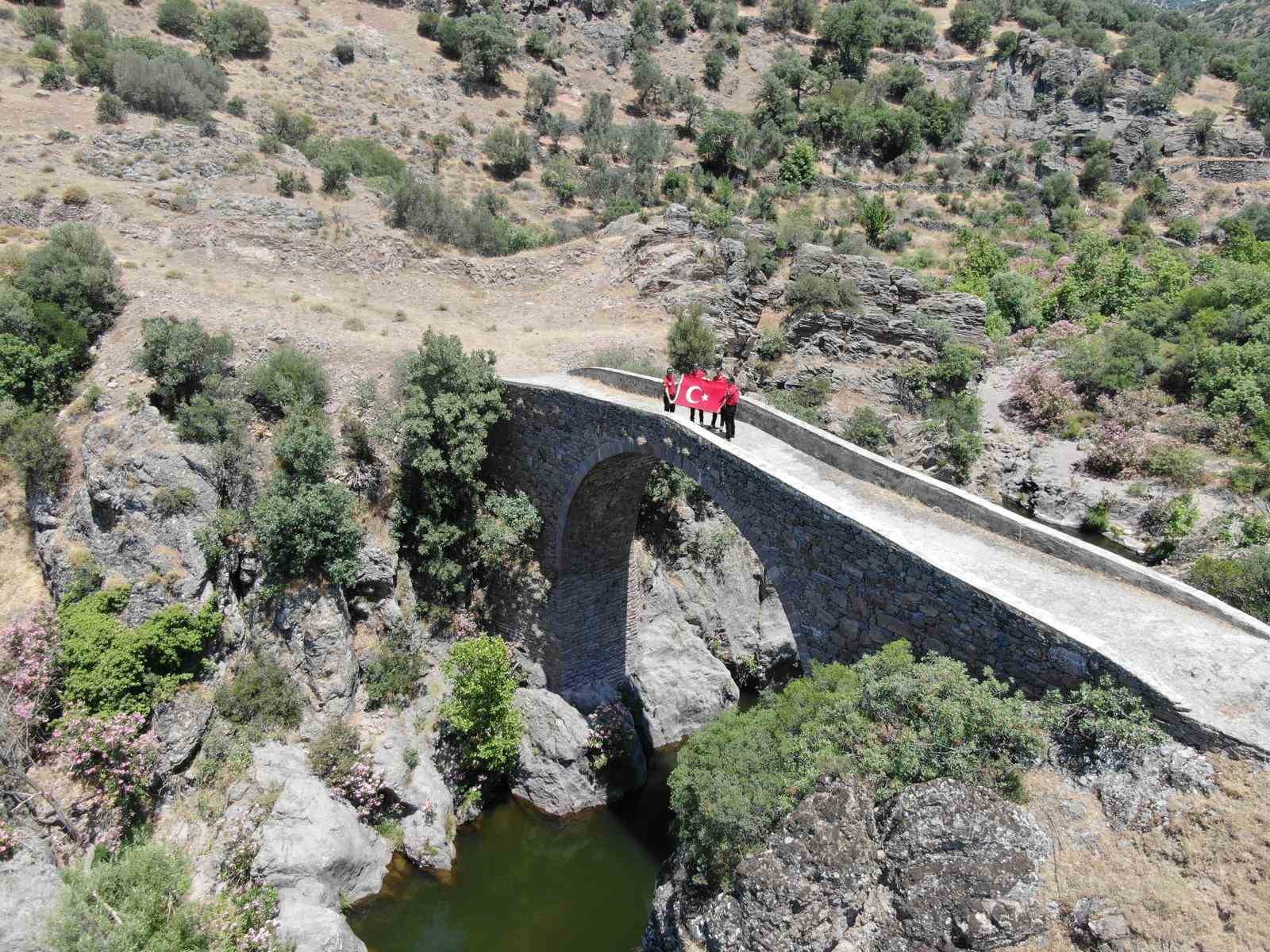 Manisa Jandarmasından tarihi köprüde 185. yıl kutlaması
