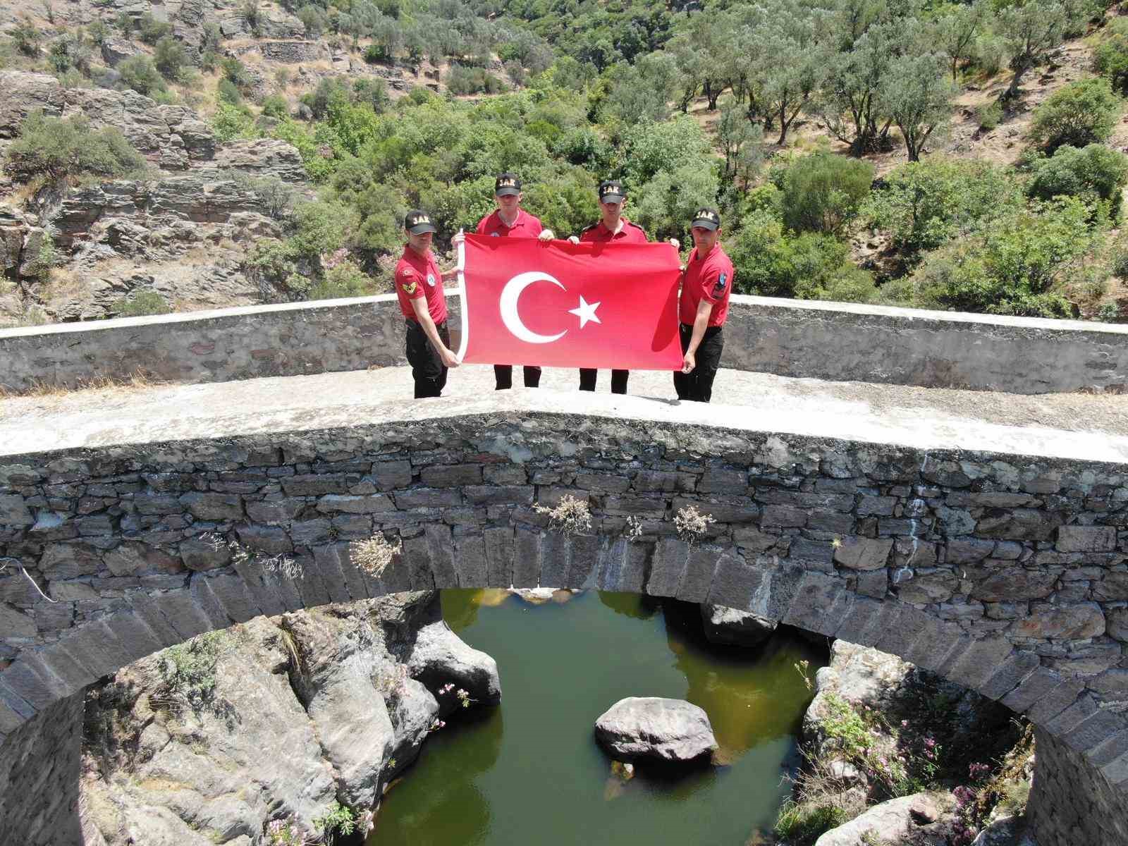 Manisa Jandarmasından tarihi köprüde 185. yıl kutlaması
