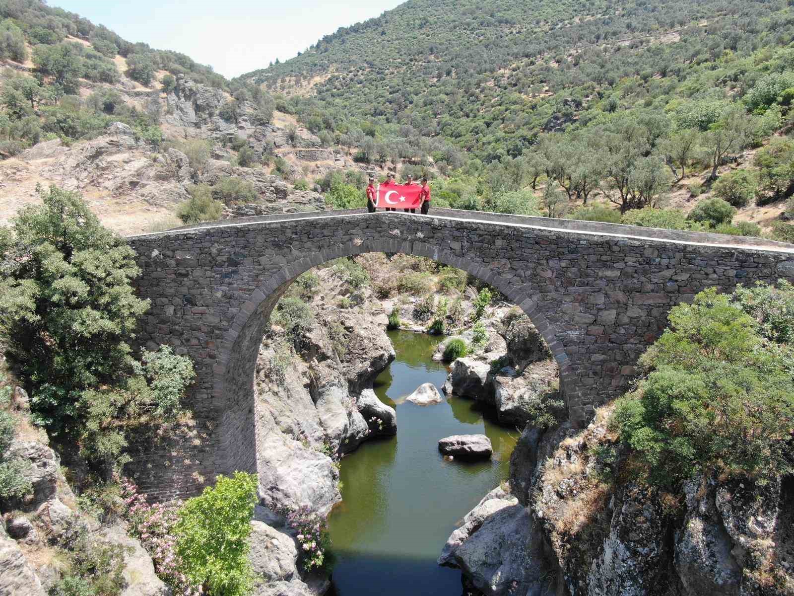 Manisa Jandarmasından tarihi köprüde 185. yıl kutlaması
