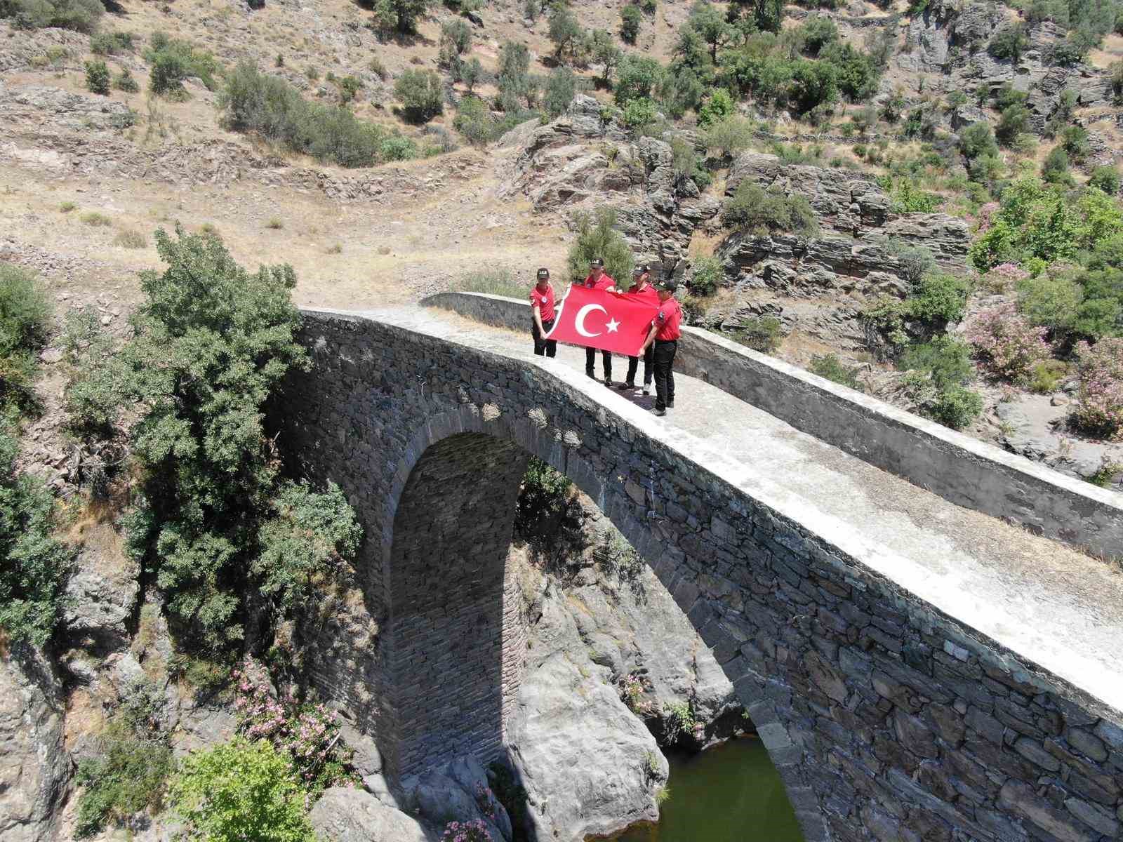 Manisa Jandarmasından tarihi köprüde 185. yıl kutlaması
