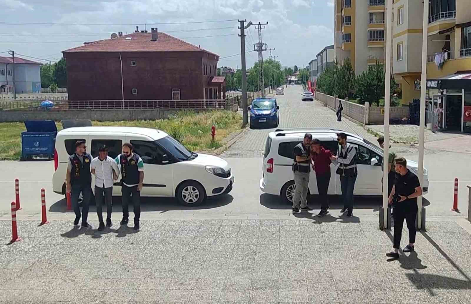 Şarkışla’da çaldıkları motosikletle Kangal’da yakalandılar
