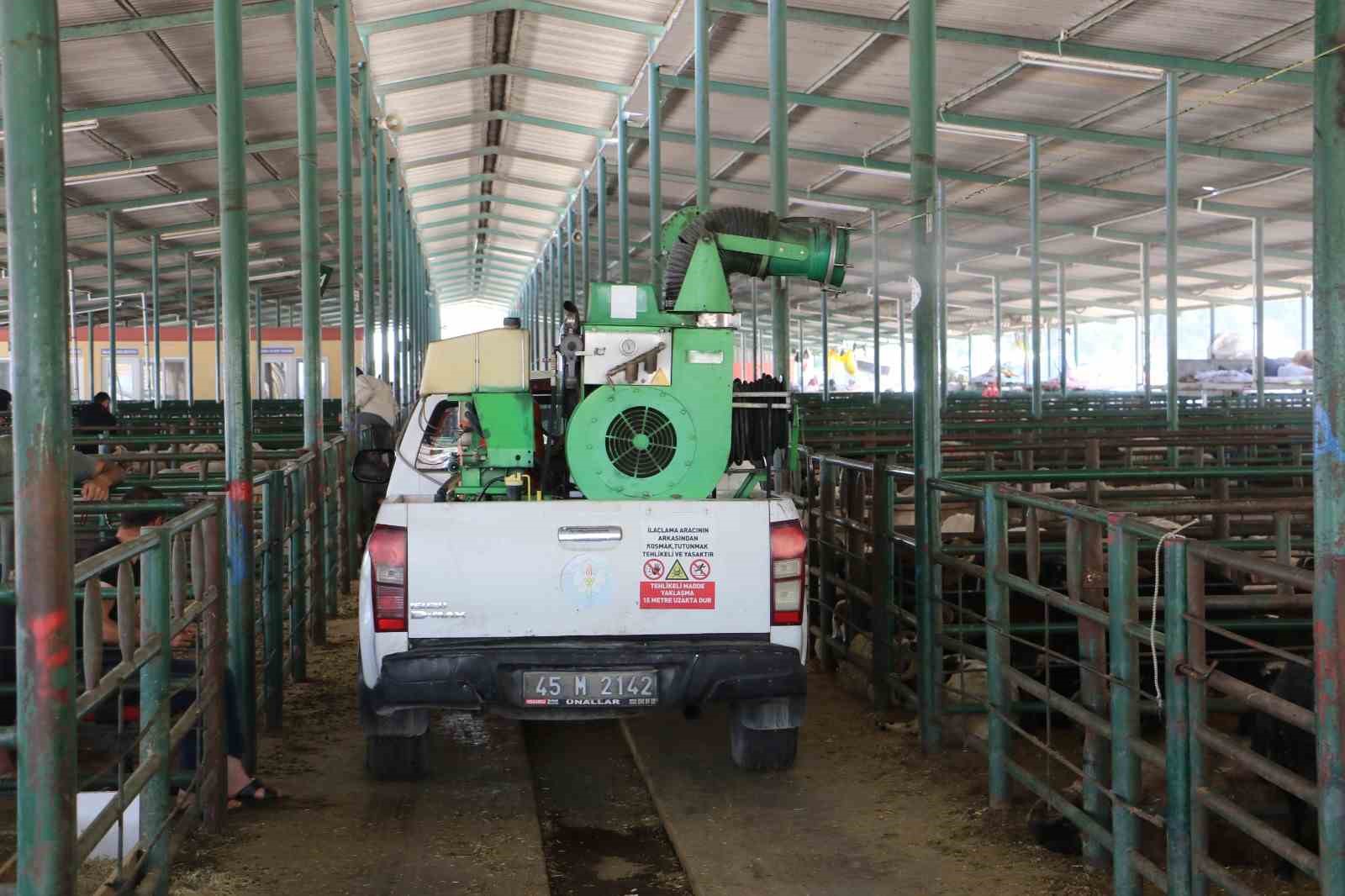 Kurban satış yerleri ve mezbahalarda ilaçlama çalışmaları tamamlandı
