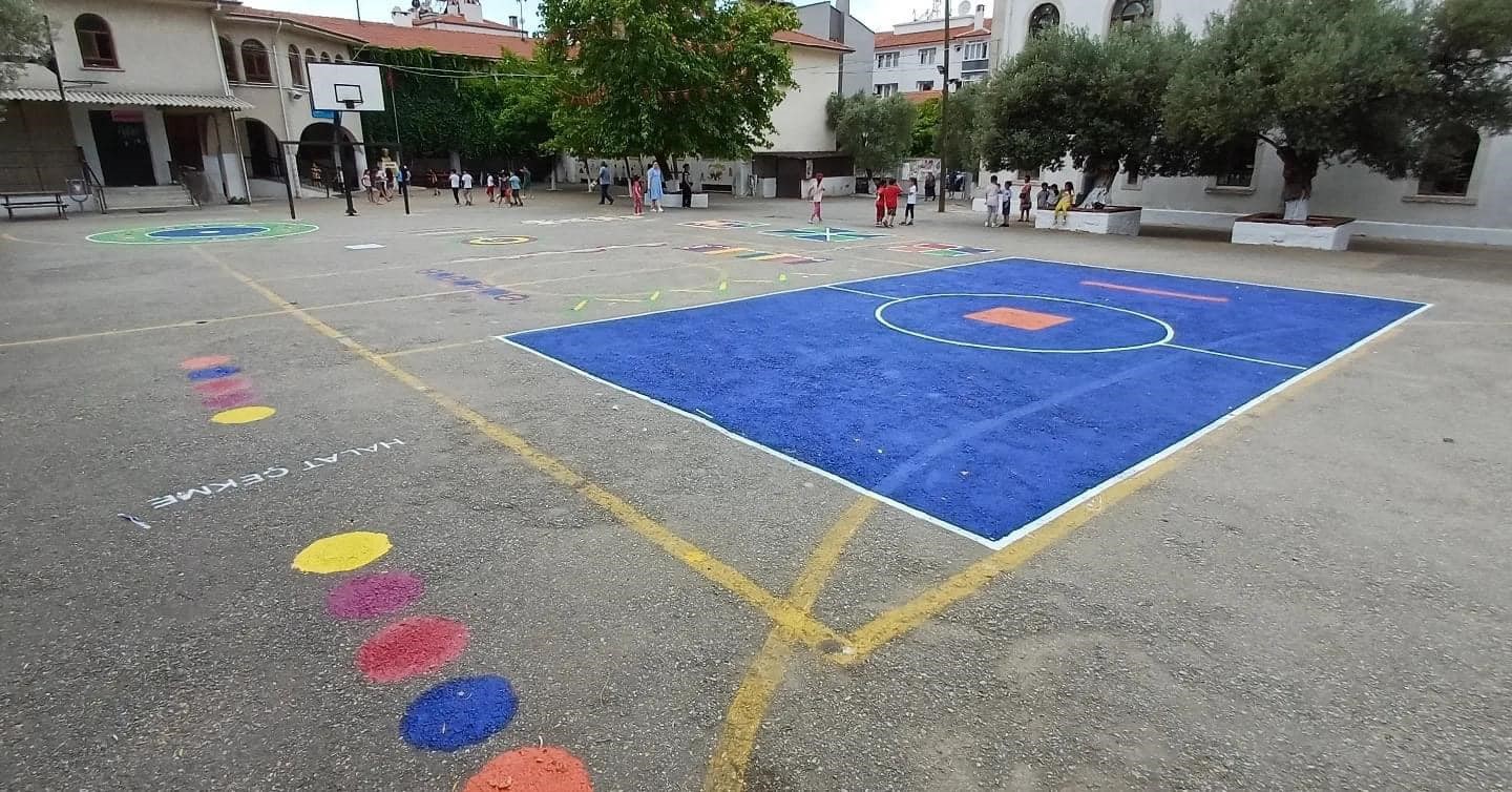 Menteşe’de okul bahçelerine geleneksel çocuk oyun alanları çizildi
