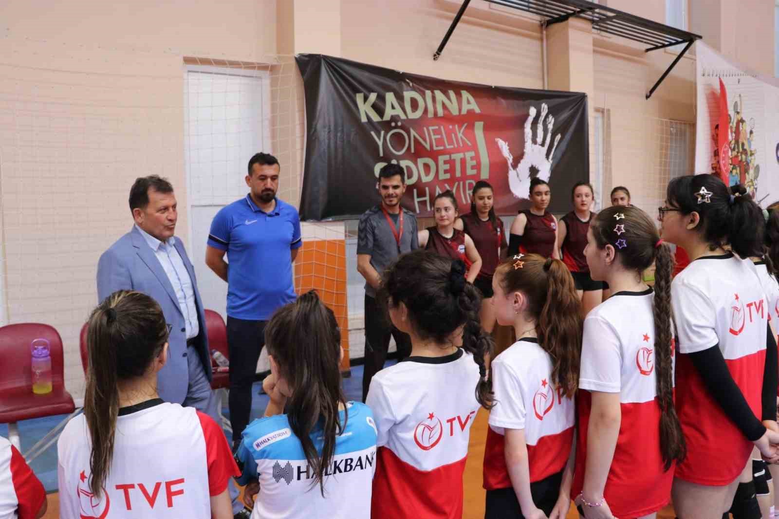 Ali İhsan Kabakcı voleybolculara forma hediye etti
