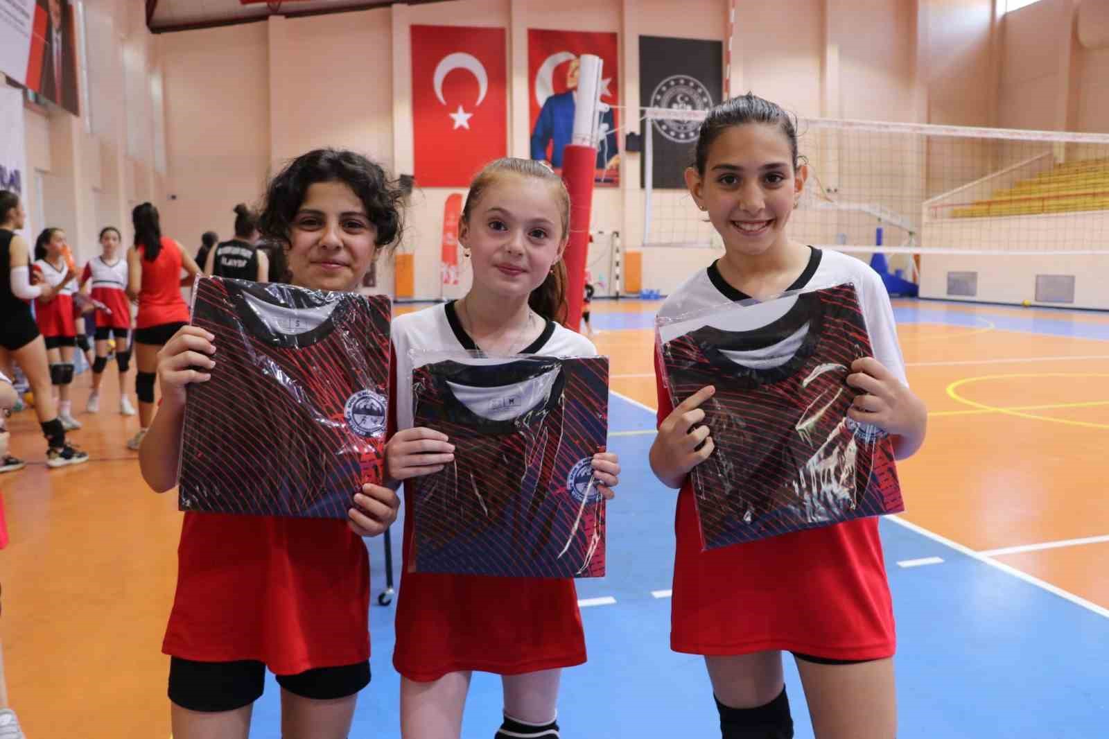 Ali İhsan Kabakcı voleybolculara forma hediye etti
