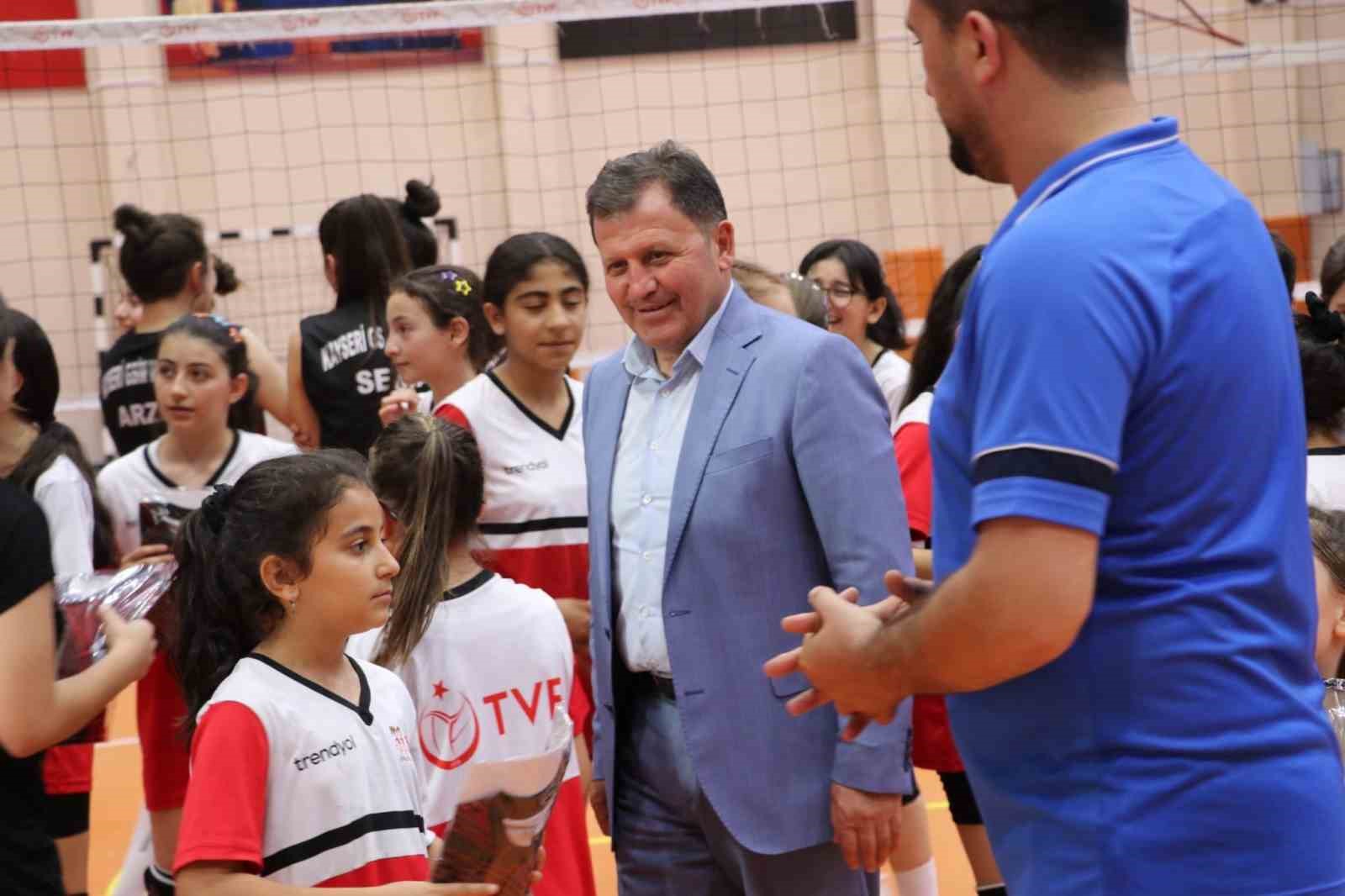 Ali İhsan Kabakcı voleybolculara forma hediye etti
