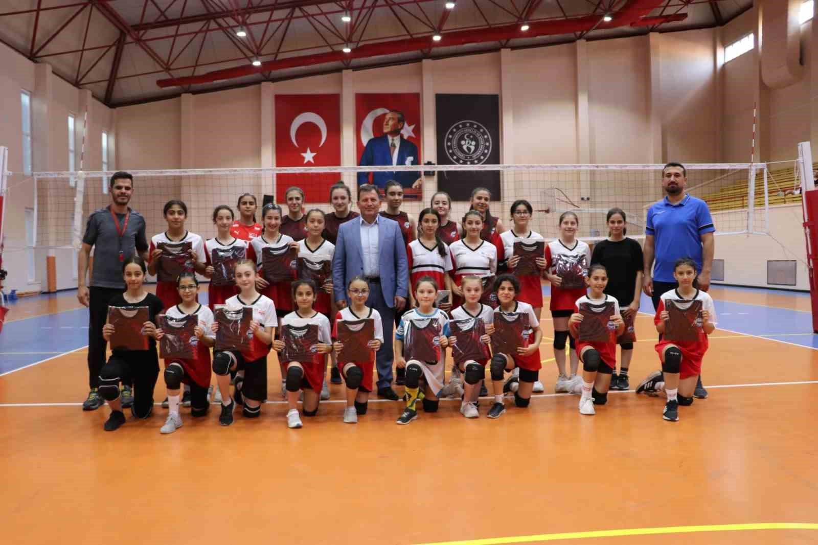 Ali İhsan Kabakcı voleybolculara forma hediye etti
