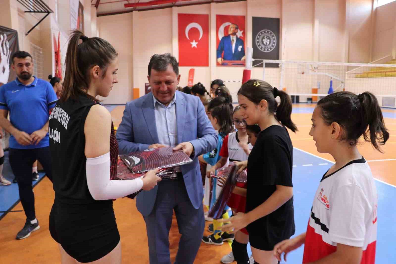 Ali İhsan Kabakcı voleybolculara forma hediye etti
