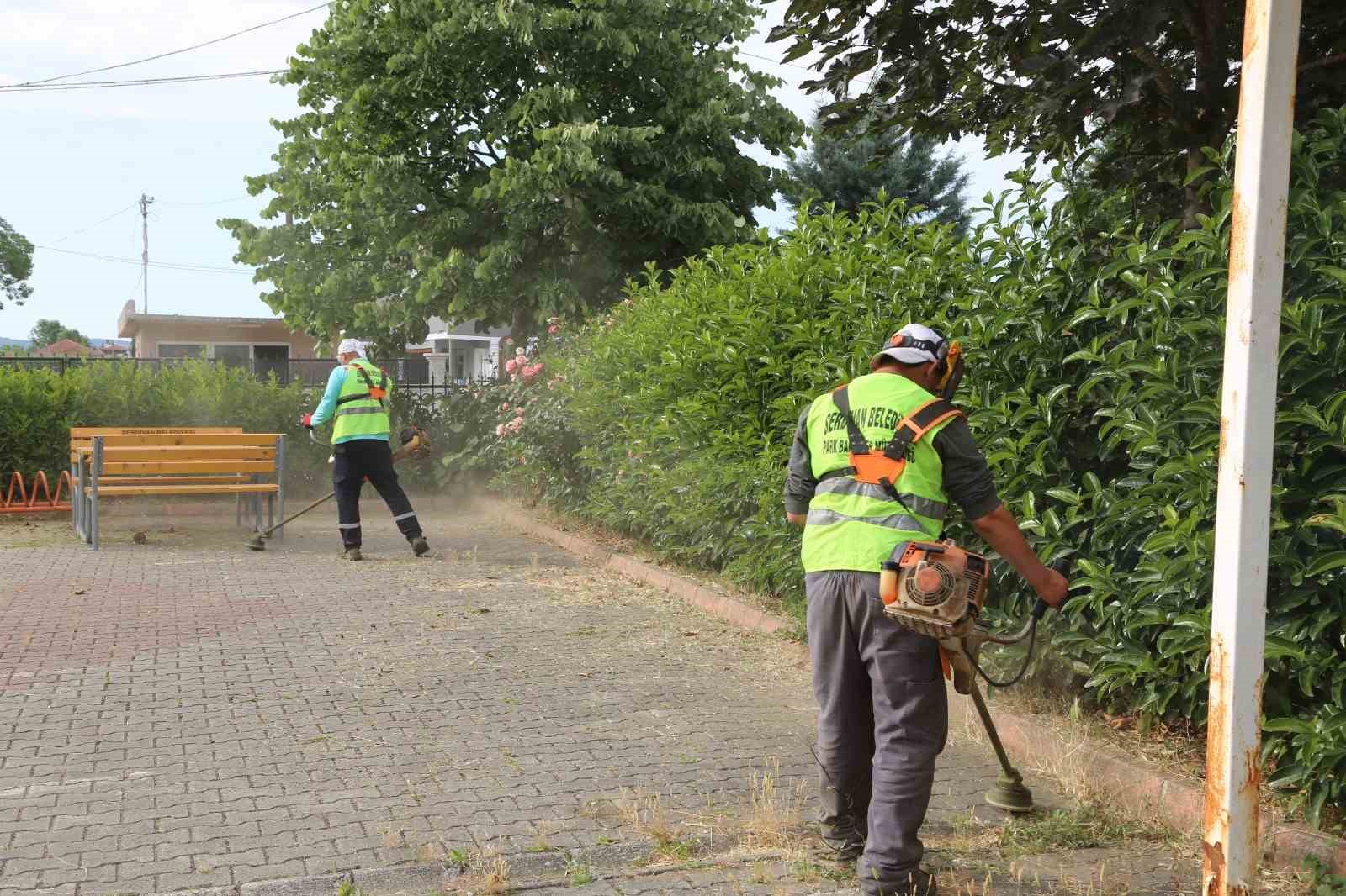 Serdivan’da yaz temizliği devam ediyor
