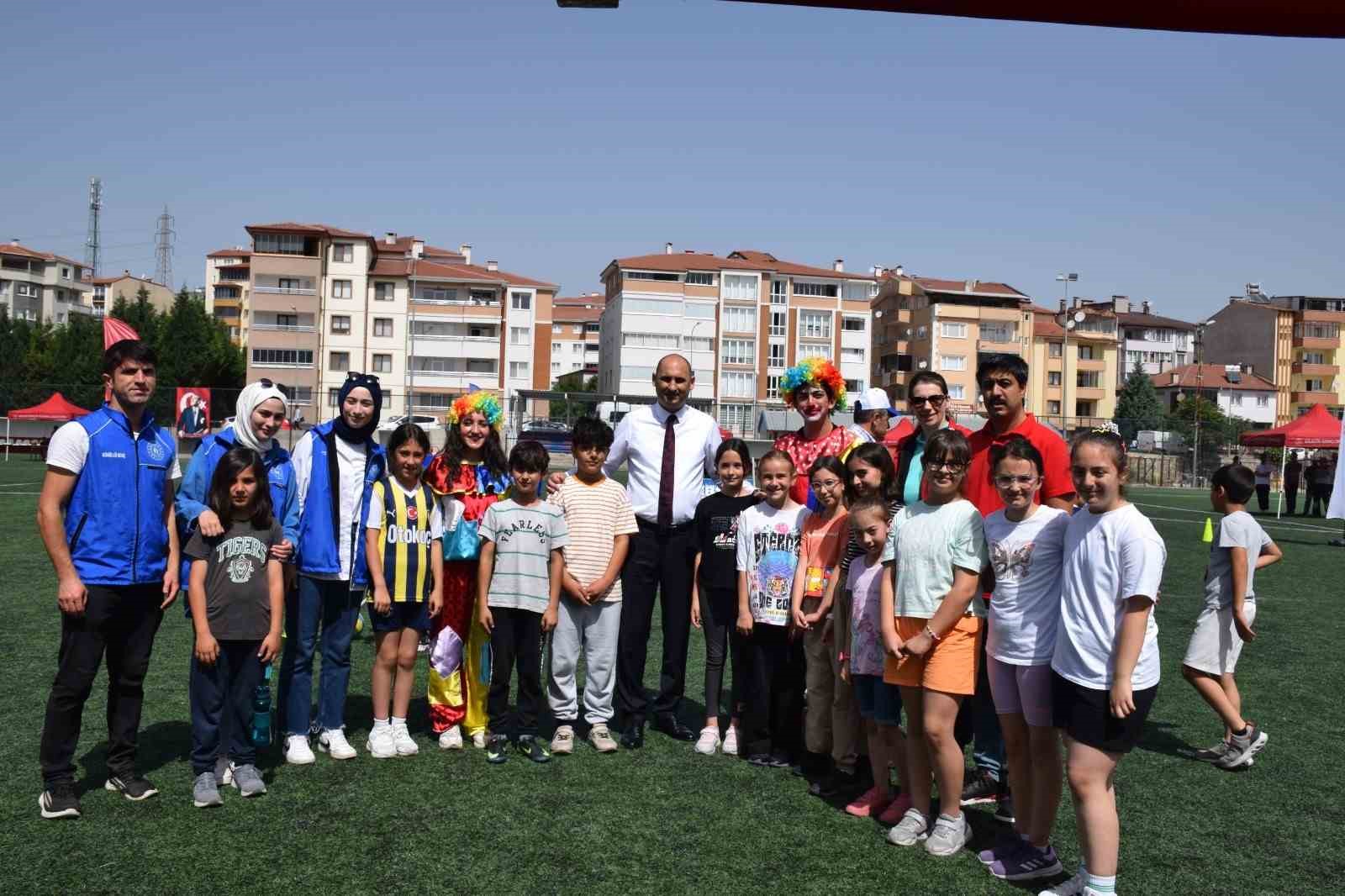 Topun başına geçti, çocuklarla çocuk oldu
