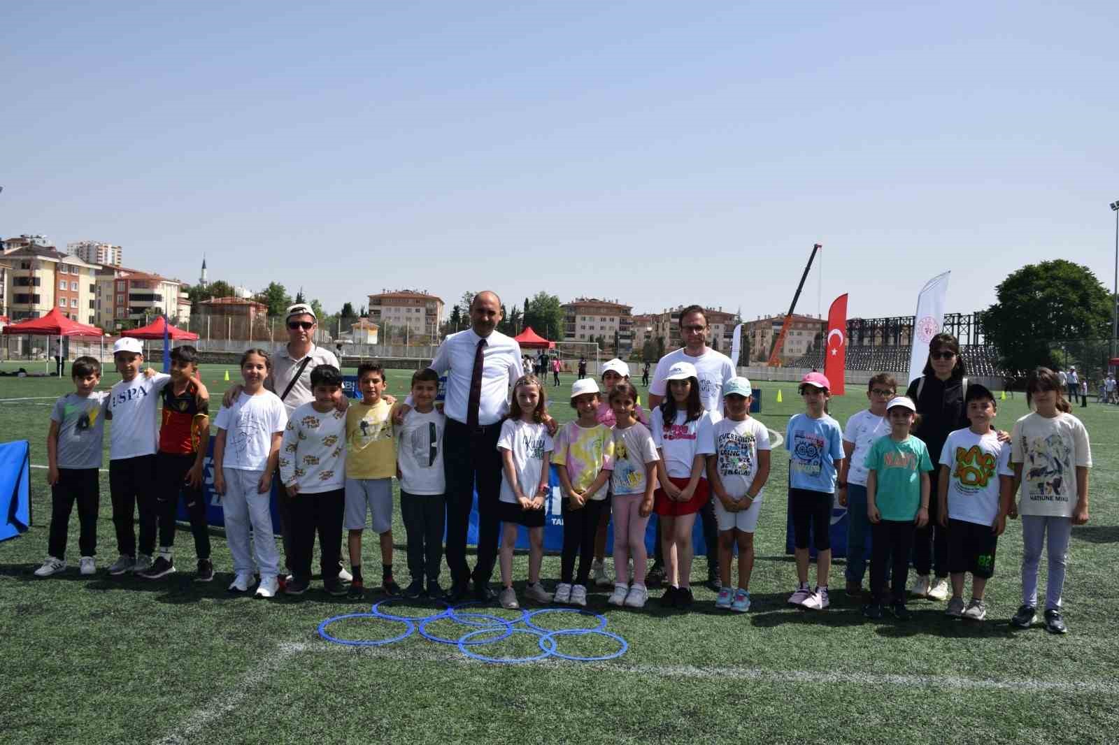 Topun başına geçti, çocuklarla çocuk oldu
