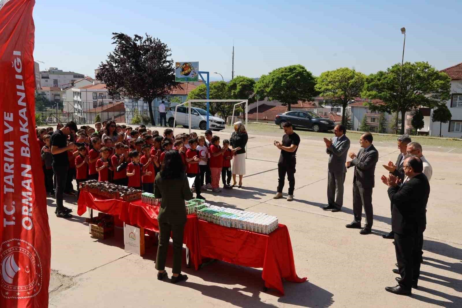 Öğrencilere süt ve kek ikram edilerek ‘Dünya Süt Günü’ kutlandı
