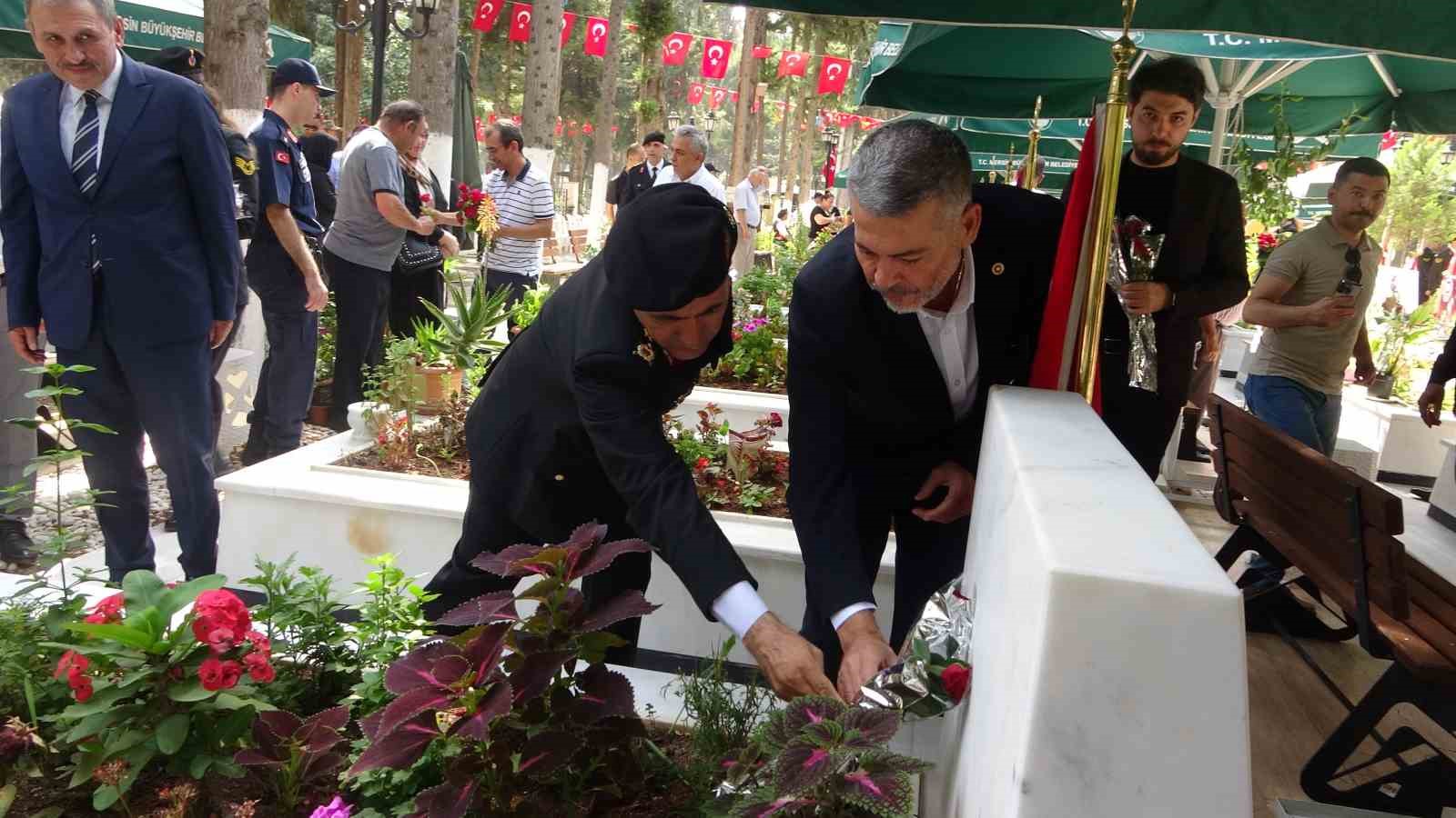 Mersin Şehitliğinde hüzünlü tören
