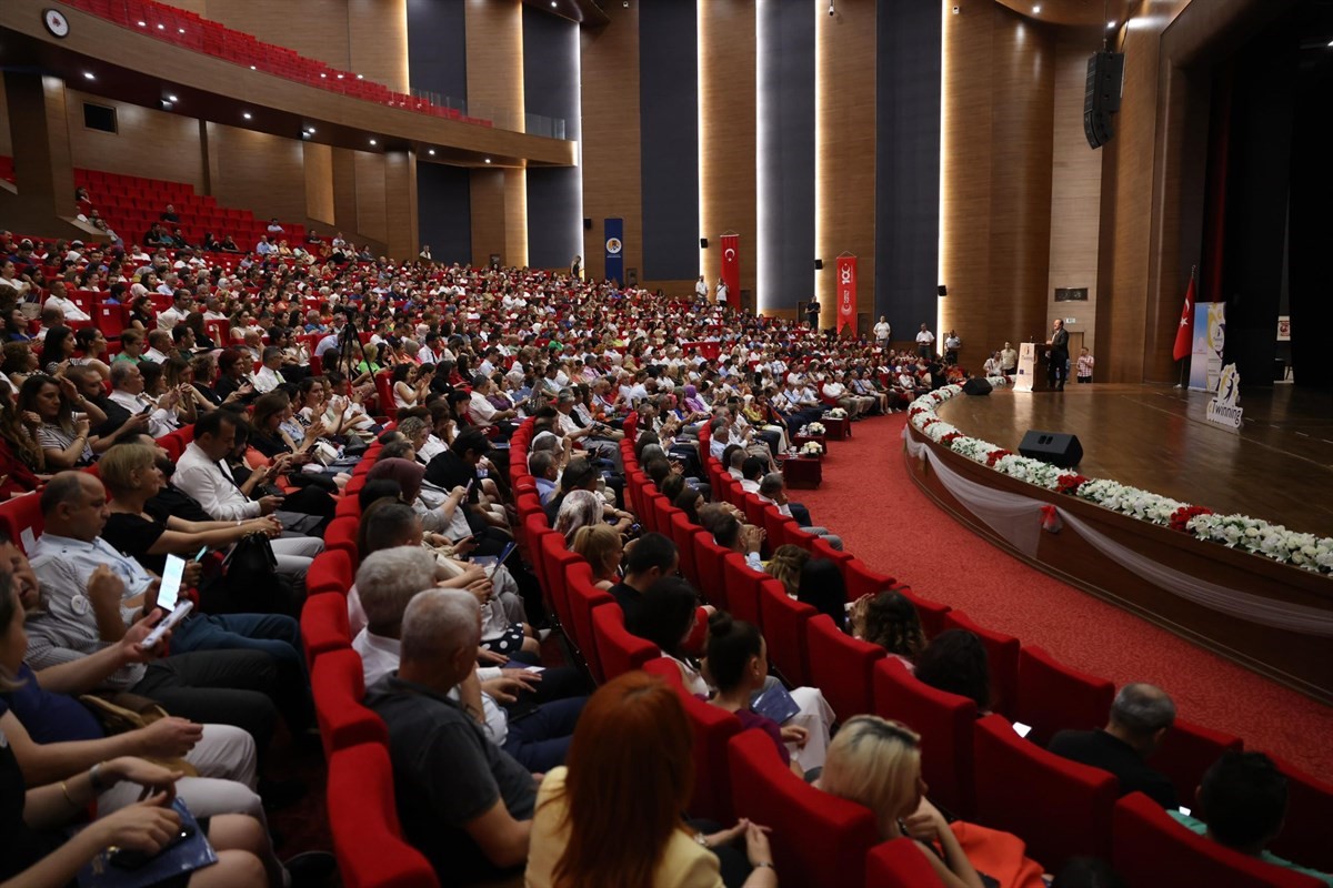 Vali Pehlivan, ’eTwinning Okul Etiketi Belge Takdim Töreni’ne katıldı
