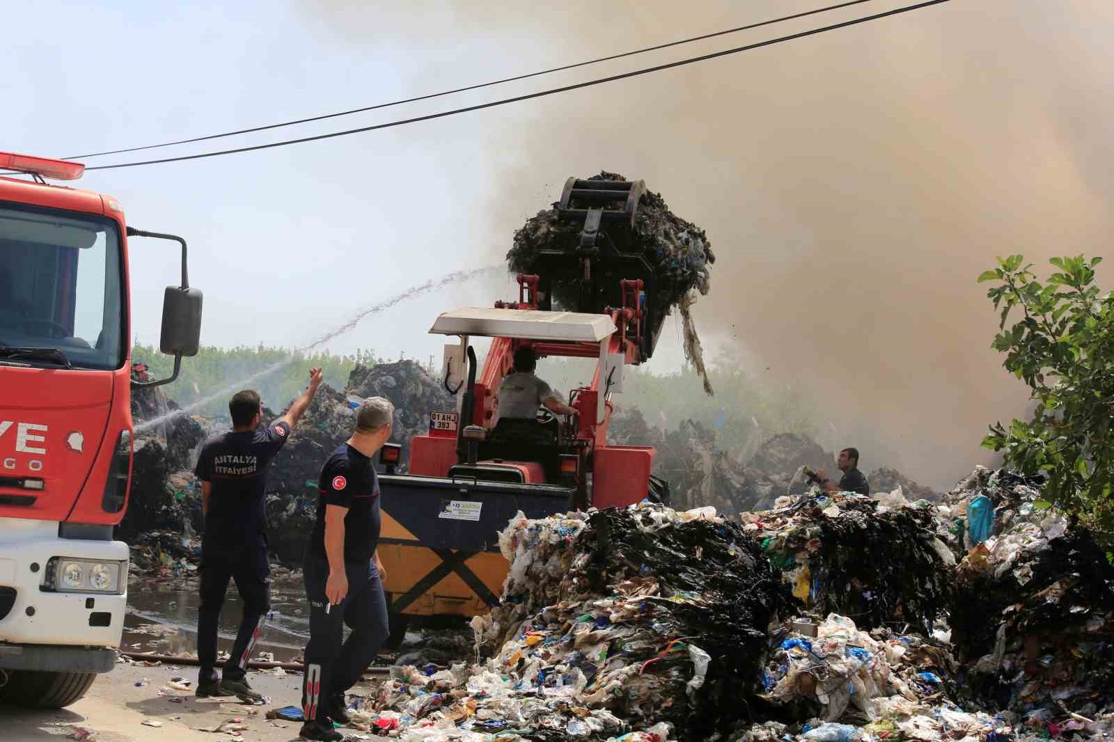 Geri dönüşüm tesisi alevlere teslim oldu
