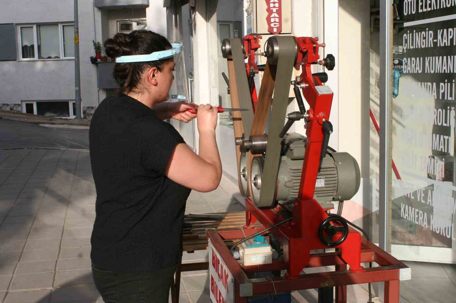 Kadın bıçak bileyicisinden 