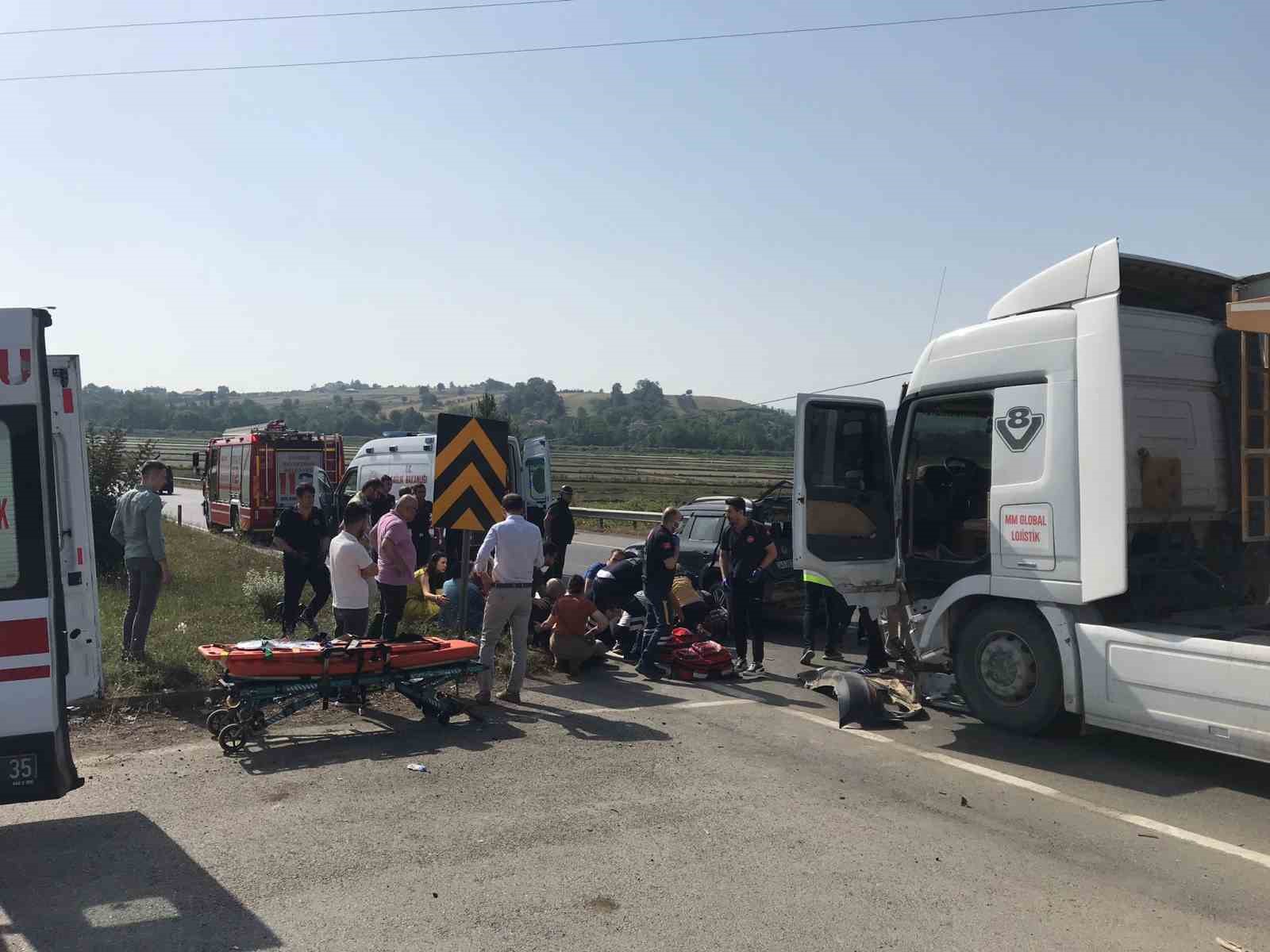 Tır ile otomobil çarpıştı: 1’’i ağır 3 yaralı
