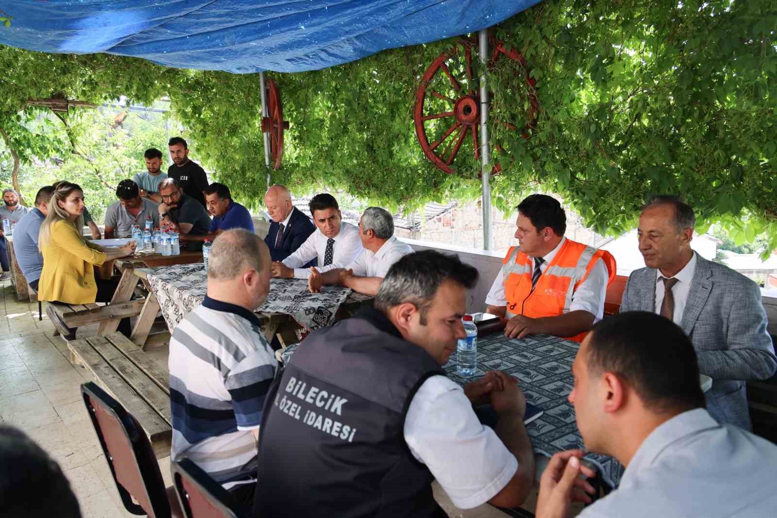 Araçların kaldırdığı tozla köylüyü çileden çıkaran Safi Çimento tüm yolları yapacak
