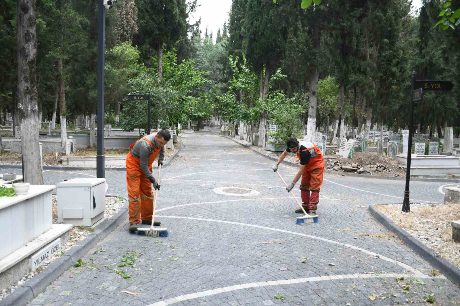 Balıkesir Büyükşehir, mezarlıkları bayrama hazırlıyor
