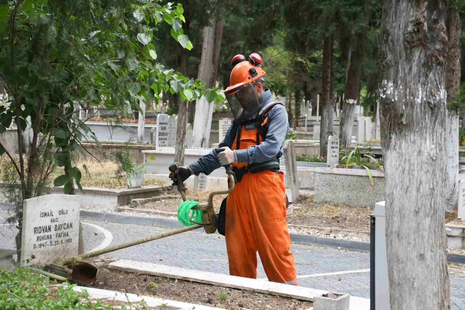 Balıkesir Büyükşehir, mezarlıkları bayrama hazırlıyor
