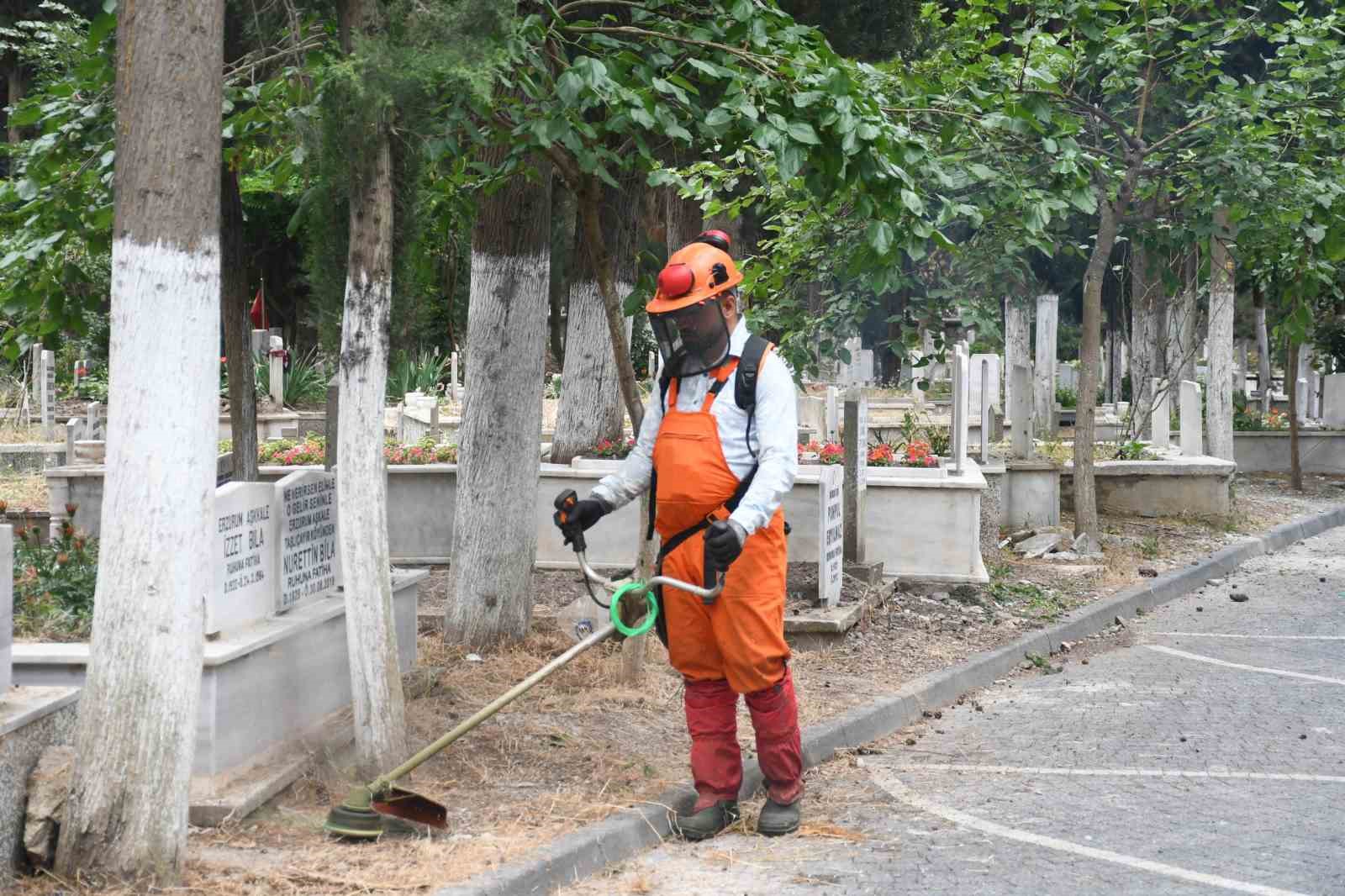 Balıkesir Büyükşehir, mezarlıkları bayrama hazırlıyor
