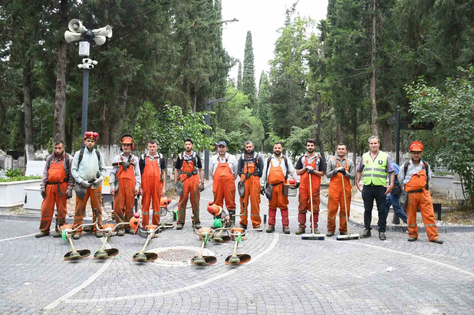 Balıkesir Büyükşehir, mezarlıkları bayrama hazırlıyor
