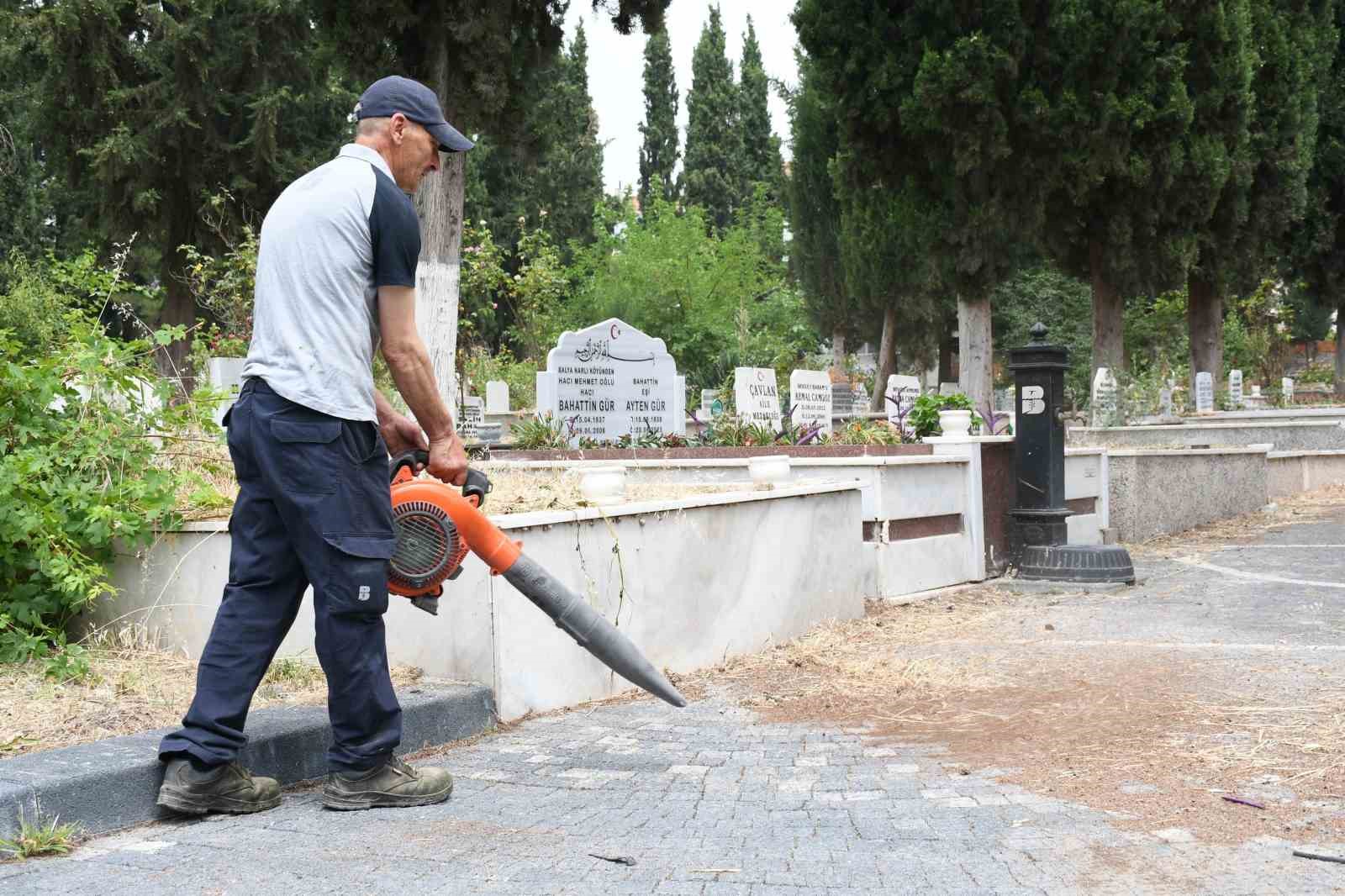 Balıkesir Büyükşehir, mezarlıkları bayrama hazırlıyor
