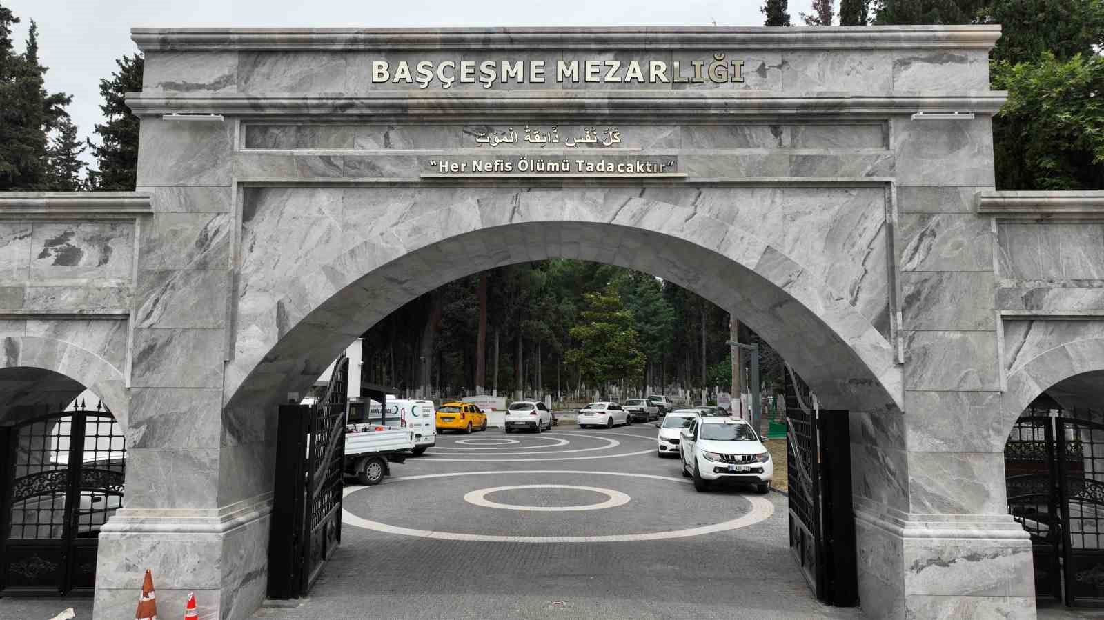 Balıkesir Büyükşehir, mezarlıkları bayrama hazırlıyor
