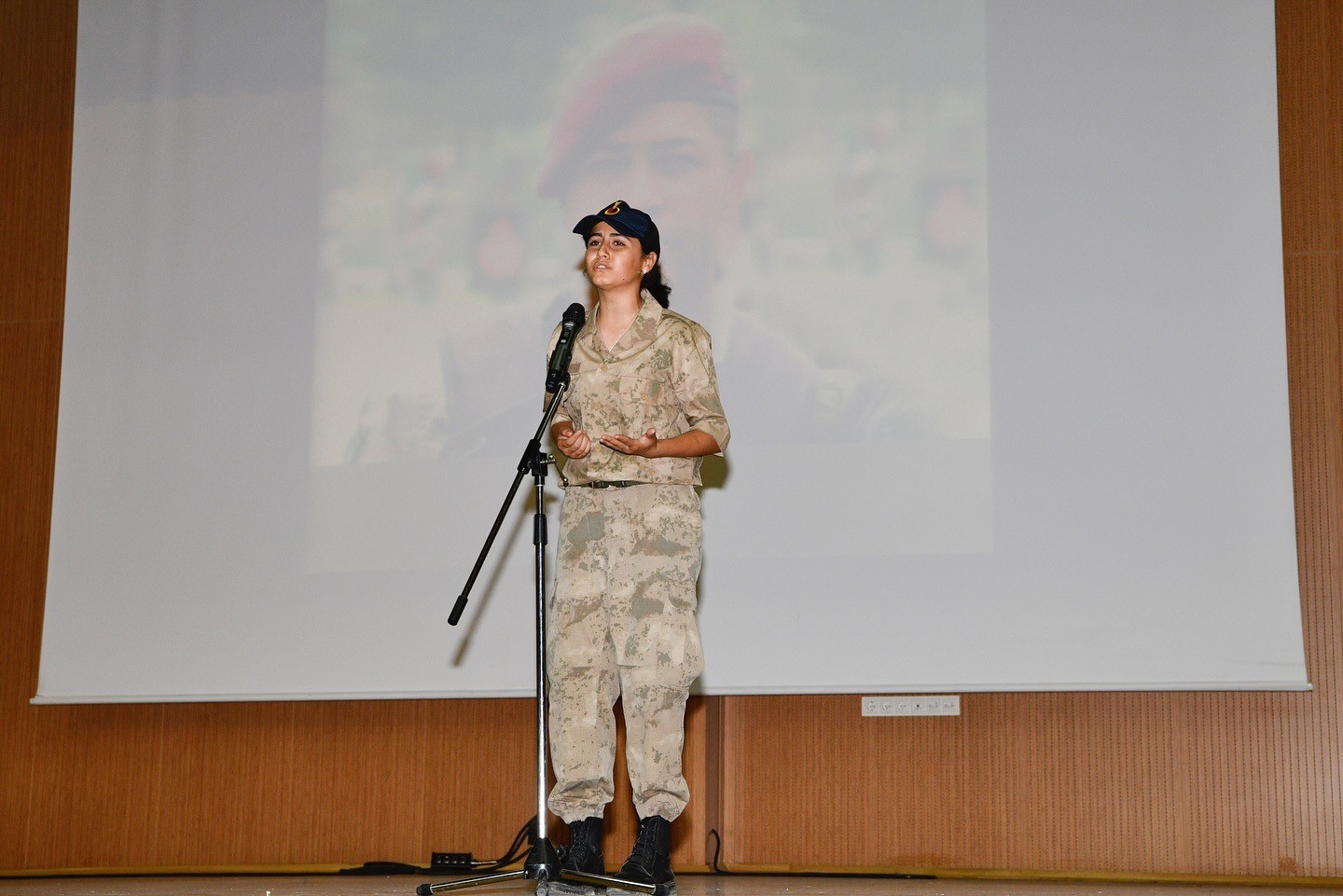 Okunan şiir gazi ve şehit yakınlarını ağlattı
