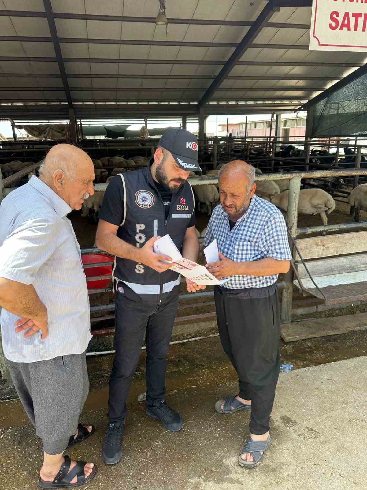 Polis ekiplerinden kurban pazarında sahte para uyarısı
