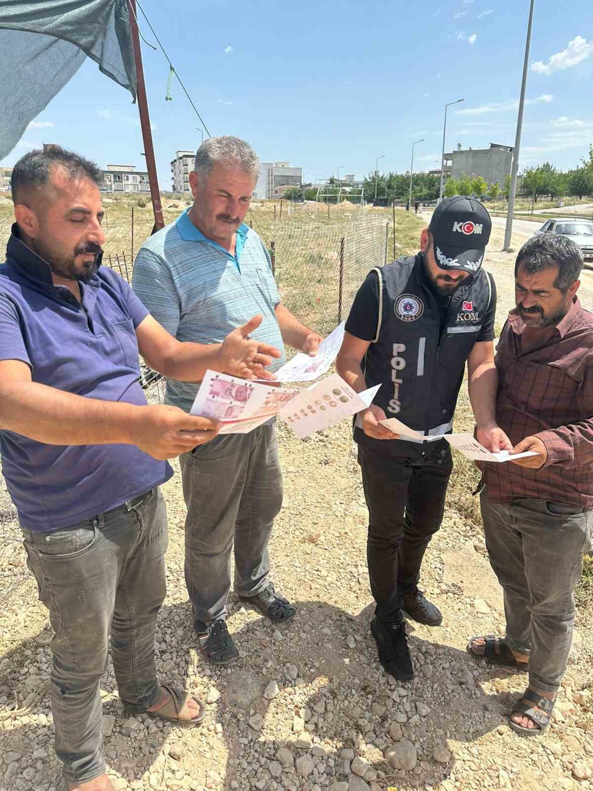 Polis ekiplerinden kurban pazarında sahte para uyarısı
