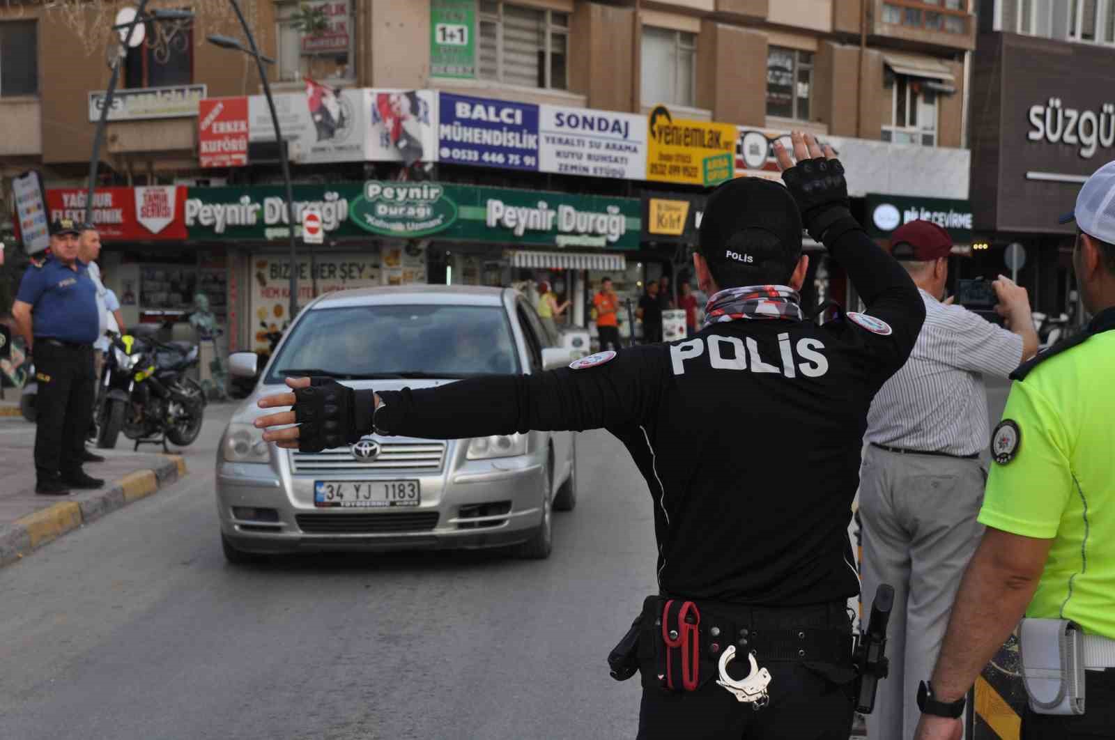 Polisin “Şok” uygulamasında lüks cipte uyuşturucu ele geçirildi
