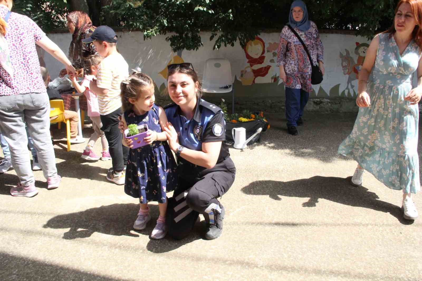 Polisten özel anaokulu öğrencilerine piknik şöleni
