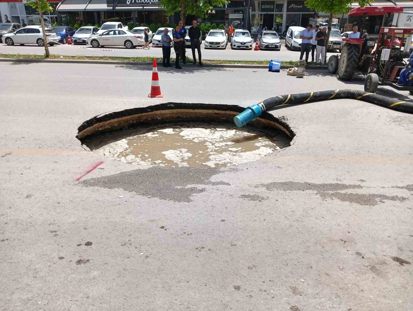 Ankara’da çöken yol sebebiyle 10 metrelik çukur oluştu
