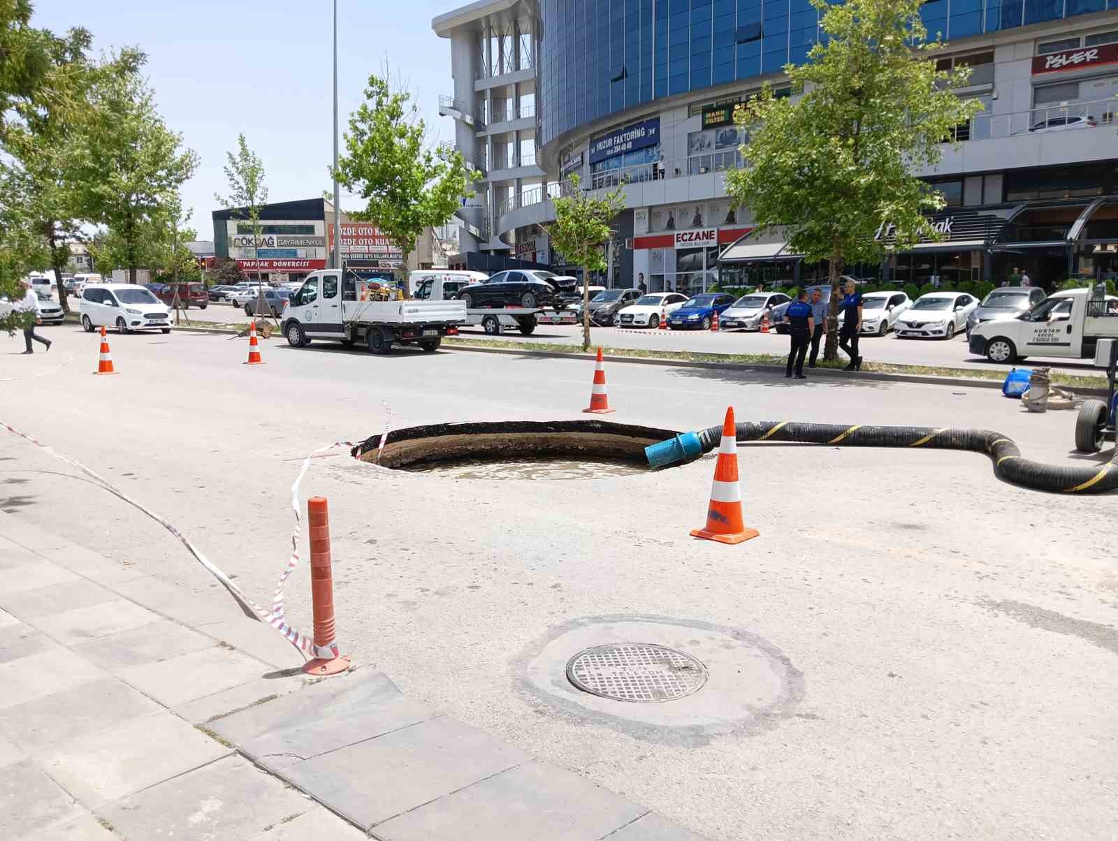 Ankara’da çöken yol sebebiyle 10 metrelik çukur oluştu
