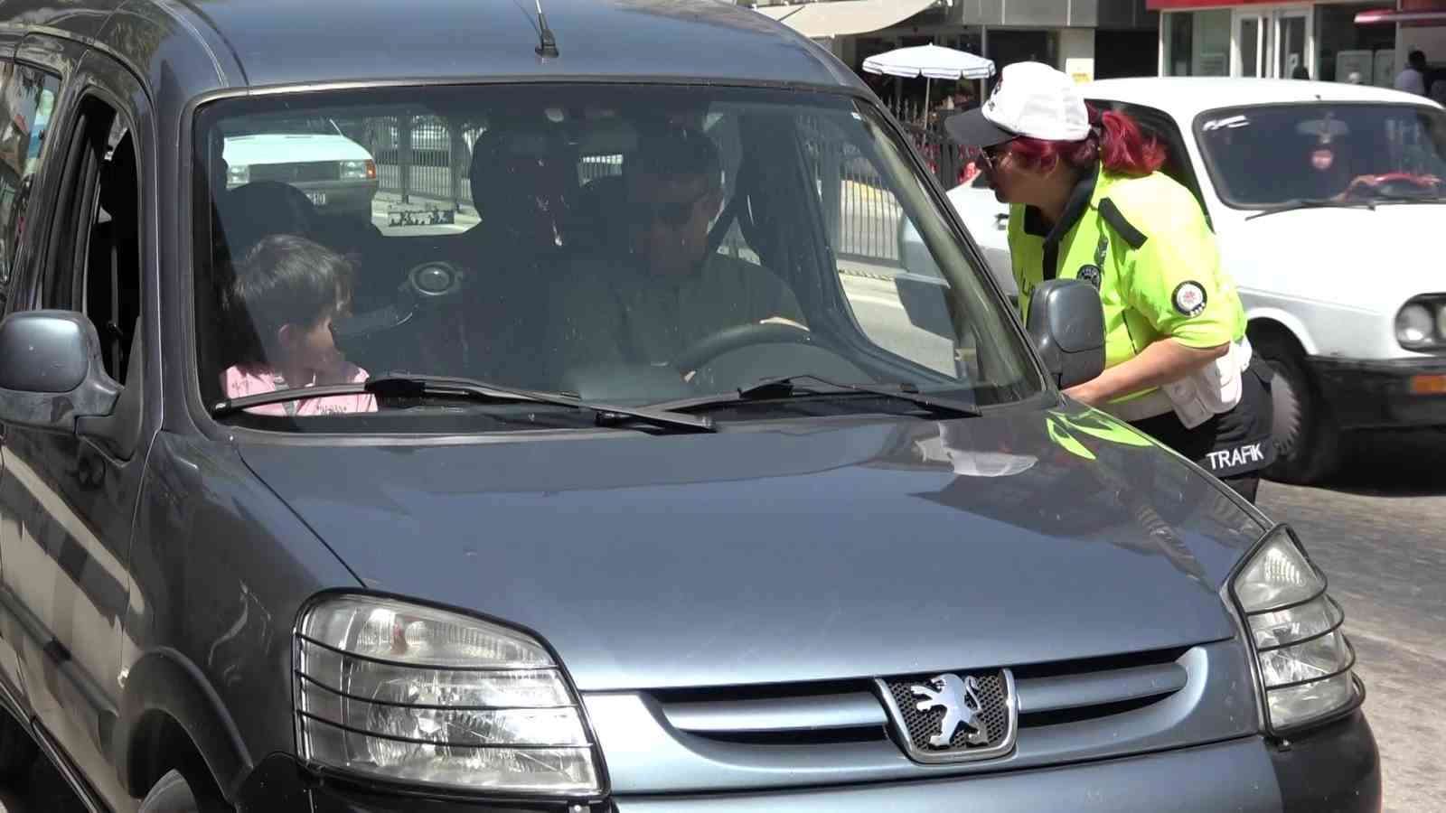 Trafik polisinden denetimde çikolata tadında uyarı: “Senin çikolata parası gider”
